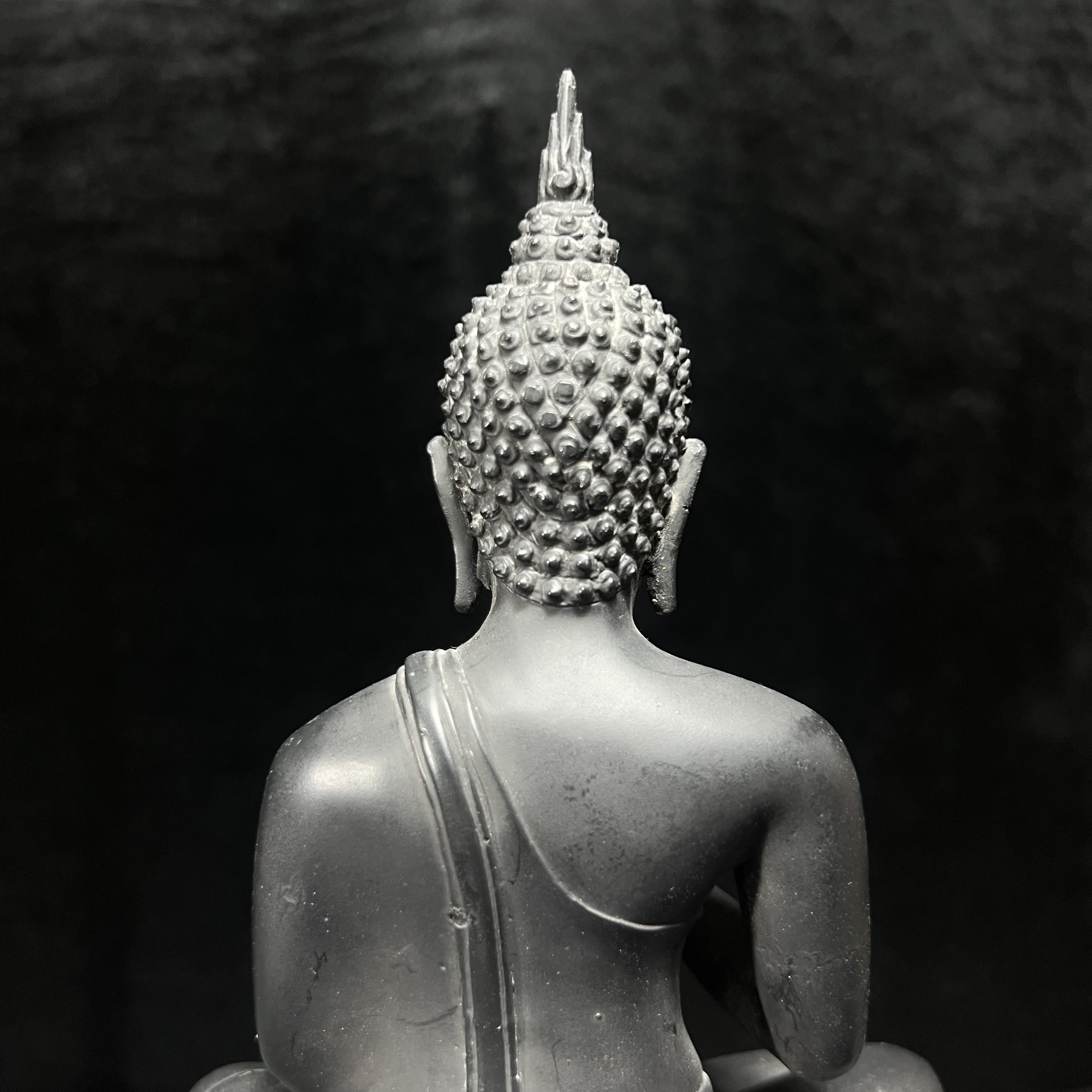 พระพุทธนรเทพศาสดา ทิพยนคราภิมงคลสถิต วัดไทยลอสแองเจลิส สหรัฐอเมริกา ฐาน ภปร. ปี 2522 หน้าตัก 5 นิ้ว เนื้อโลหะรมดำ (อีกหนึ่งพระพุทธ ชุด ภปร.ที่พบเจอและหายาก)ในหลวงรัชกาลที่ 9 เสด็จเททองหมายเลข 225(ผลรวมได้ 9 เลขมหามงคลเจริญก้าวหน้าในทุกด้าน) 1 ใน 2523 องค์