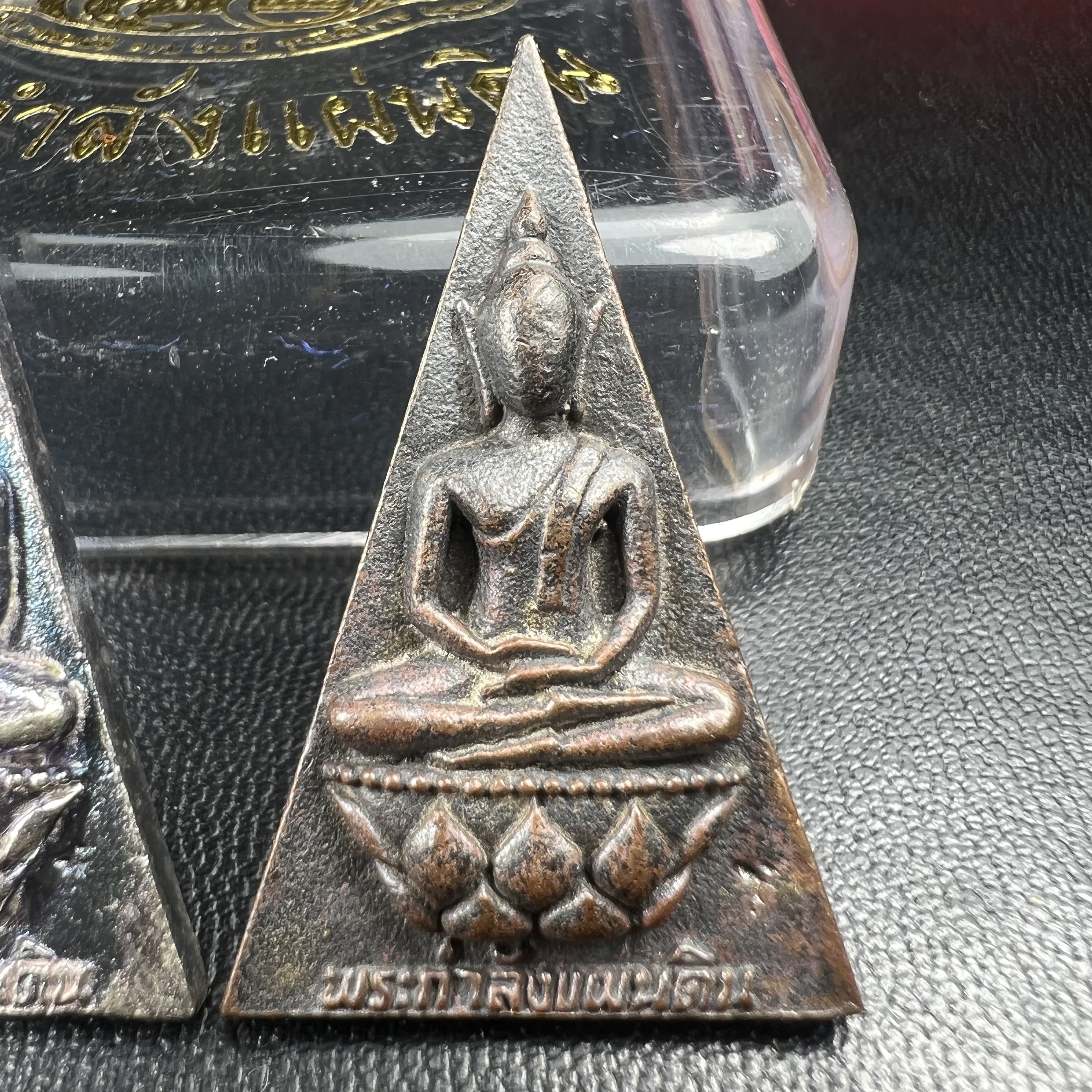 พระกำลังแผ่นดิน (สมเด็จจิตรลดา2) จัดสร้างเฉลิมพระเกียรติ ร.9 ครองราชย์ 50 ปี 2539 เนื้อเงิน(ผิวเดิมกลับดำ รุ้งๆสวย)+เนื้อนวโลหะ(สร้างน้อยหายาก)พร้อมกล่องบรรจุเดิมครบสมบูรณ์(1ใน2539องค์)