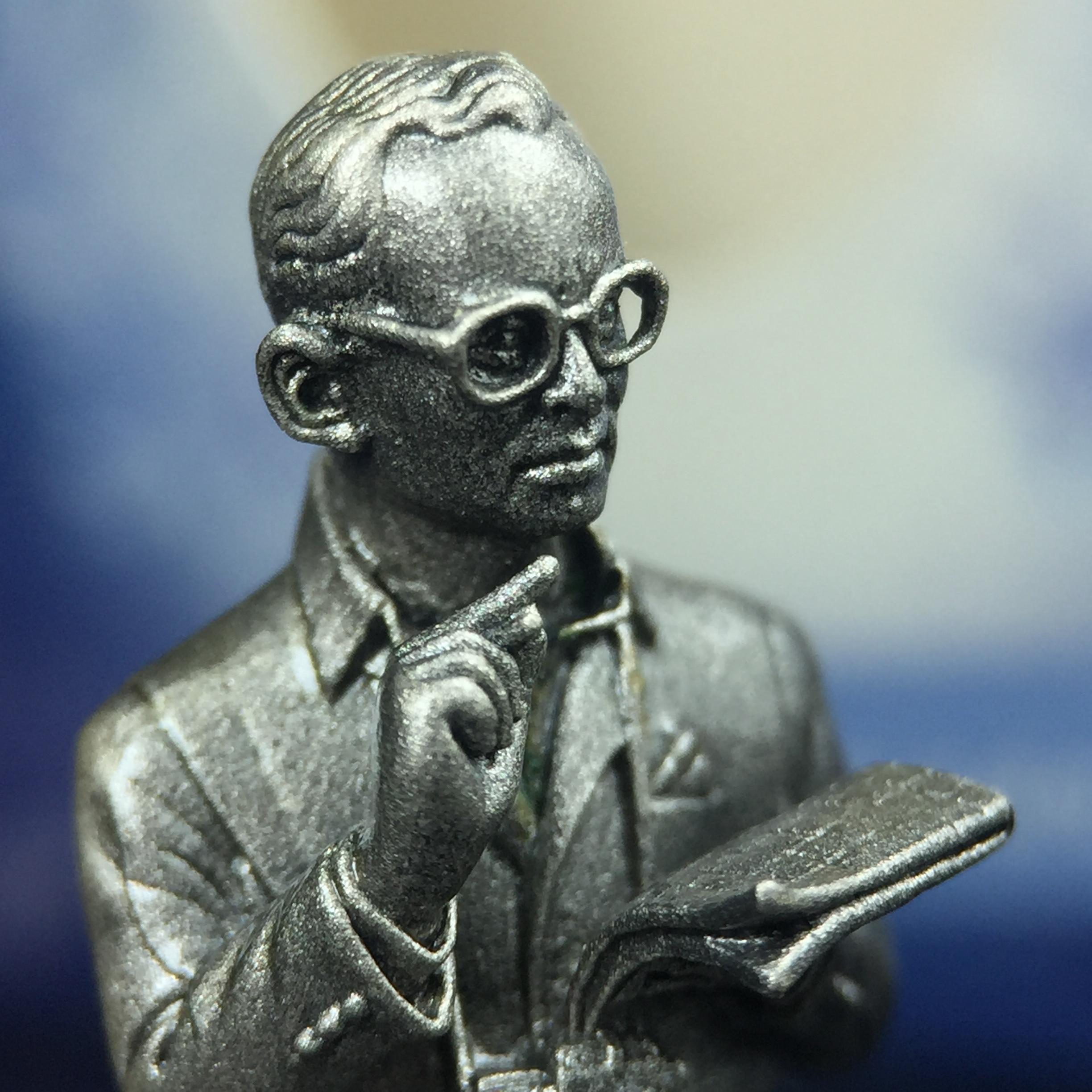 พระบรมรูปพระบาทสมเด็จพระเจ้าอยู่หัวรัชกาลที่ 9(ทรงงาน) ภปร. รุ่นเพราะแผ่นดินนี้คือแผ่นดินเกิด ปี 2551 ขนาดสูง 1 นิ้ว เนื้อบรอนซ์ชุบเงินรมดำ(ด้านหน้า ฐานพระบรมรูปฯ ประดิษฐานอักษรพระปรมาภิไธย ภ.ป.ร.)นิยมหายาก