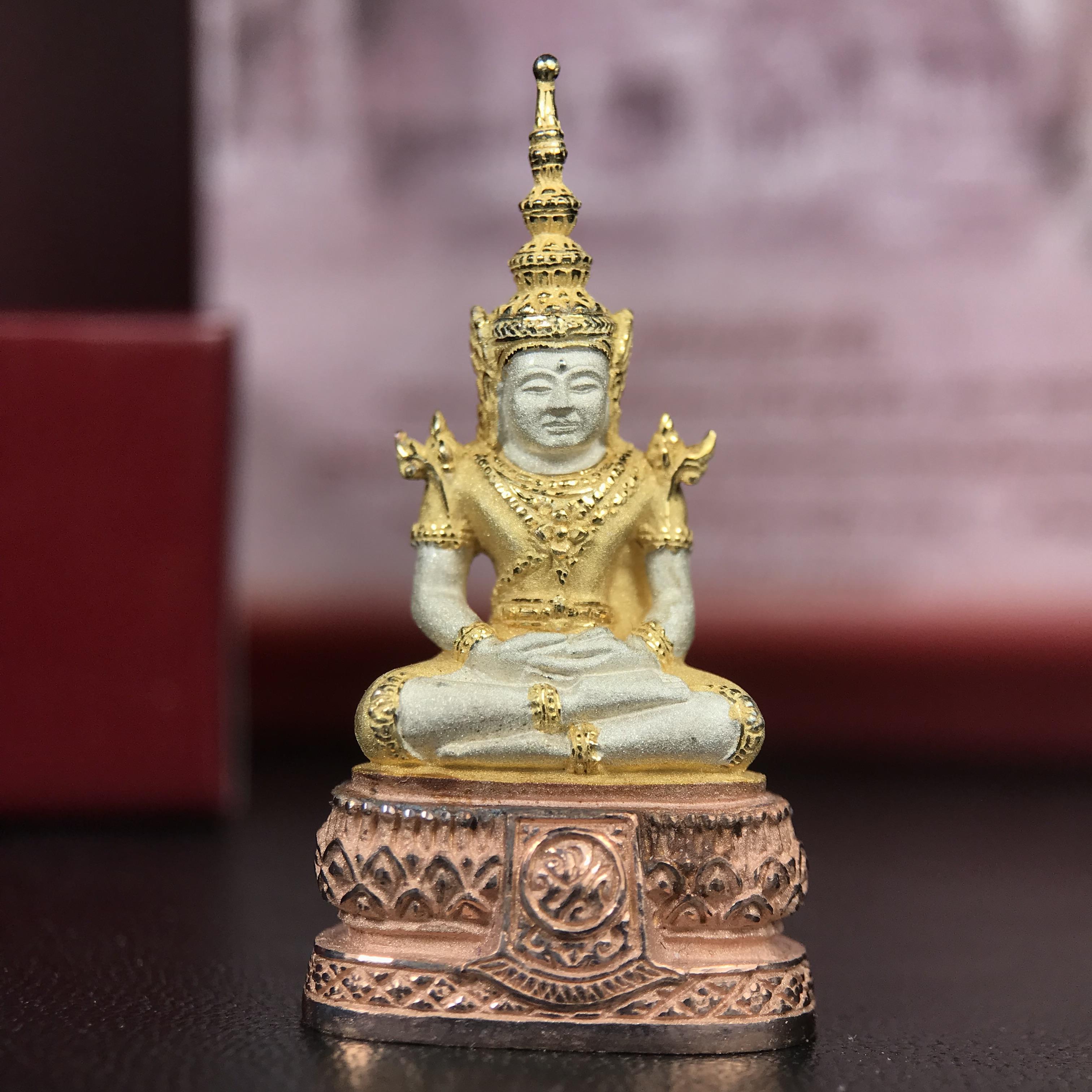 พระแก้วมรกต ภปร.(รุ่นแรก) ปี2545 จัดสร้างในมหาวโรกาส พระบาทสมเด็จพระเจ้าอยู่หัวรัชกาลที่ 9 ครบรอบ 75 พรรษา และฉลองกรุงรัตนโกสินทร์ครบ 220 ปี พิมพ์ลอยองค์ใหญ่ เนื้อเงินบริสุทธิ์ 92.5%(สามกษัตริย์) ขนาด 19*35 มม. พร้อมกล่อง สวยครบสมบูรณ์(องค์หมายเลข ๑๙๘)