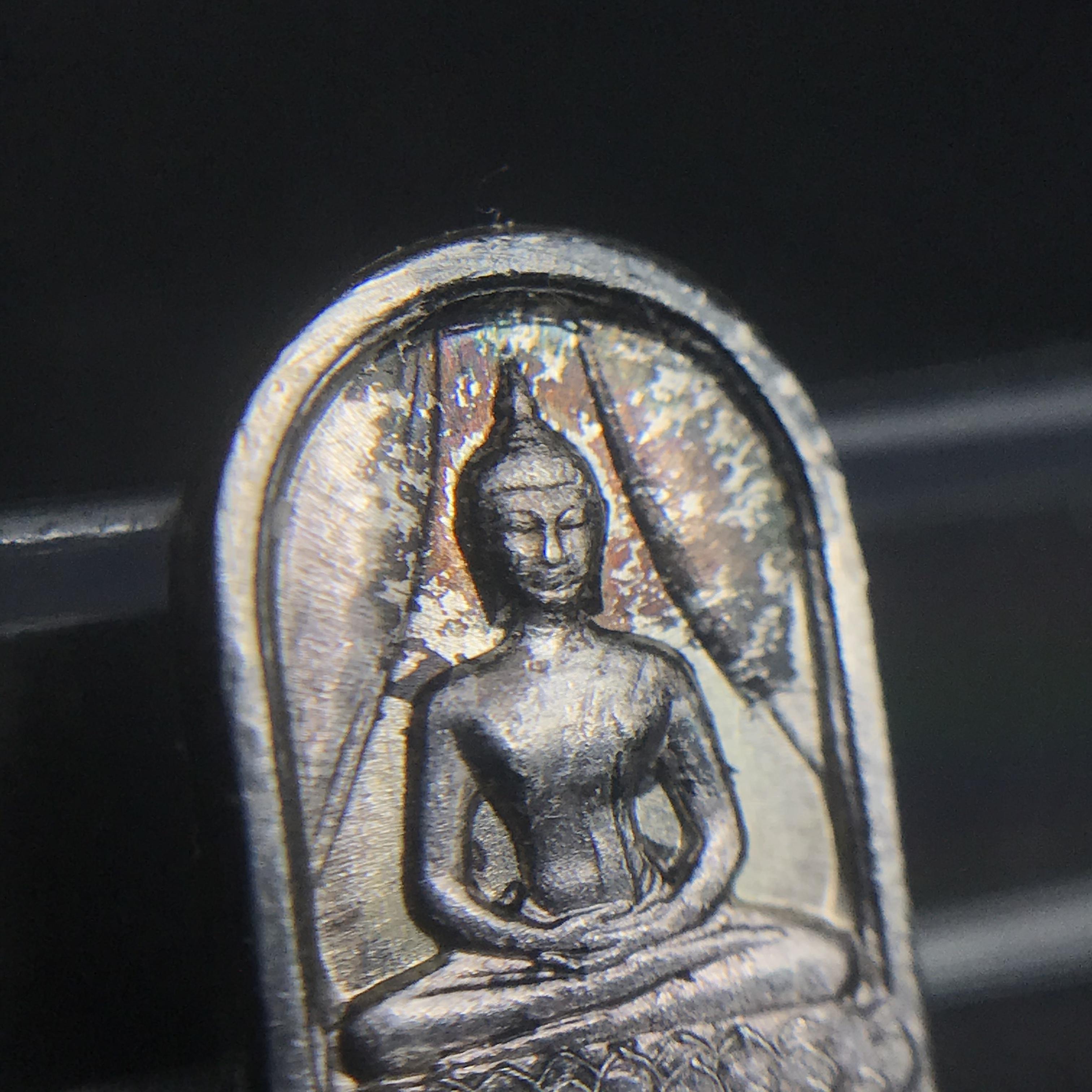 พระปรกใบมะขาม พระพุทธสิหิงค์ ภปร ธรรมศาสตร์ 50ปี เนื้อเงิน(ในหลวงรัชกาลที่9 เสด็จเททอง)(พระปรกใบมะขาม ภปร. รุ่นแรก)หายาก ผิวเดิมสวย