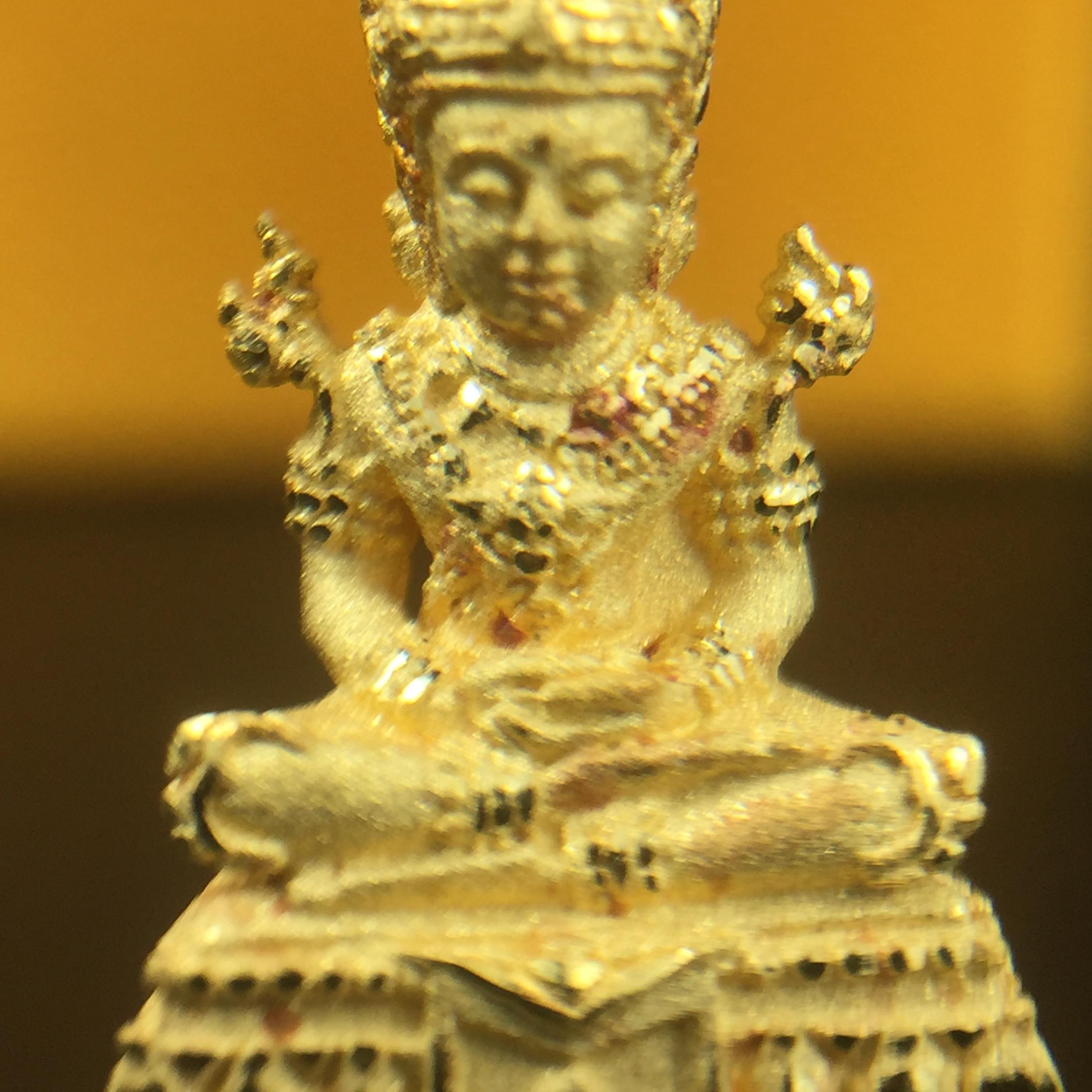 พระแก้วมรกต(จำลอง)ลอยองค์ ขนาดหน้าตัก 1/4 นิ้ว(พิมพ์เล็ก) ทรงเครื่องฤดูร้อน เนื้อทองคำ ตราสัญลักษณ์ฉลองสิริราชสมบัติครบ 60 ปี พ.ศ.2549 (สวย กล่องการ์ดใบรับรอง ครบสมบูรณ์)