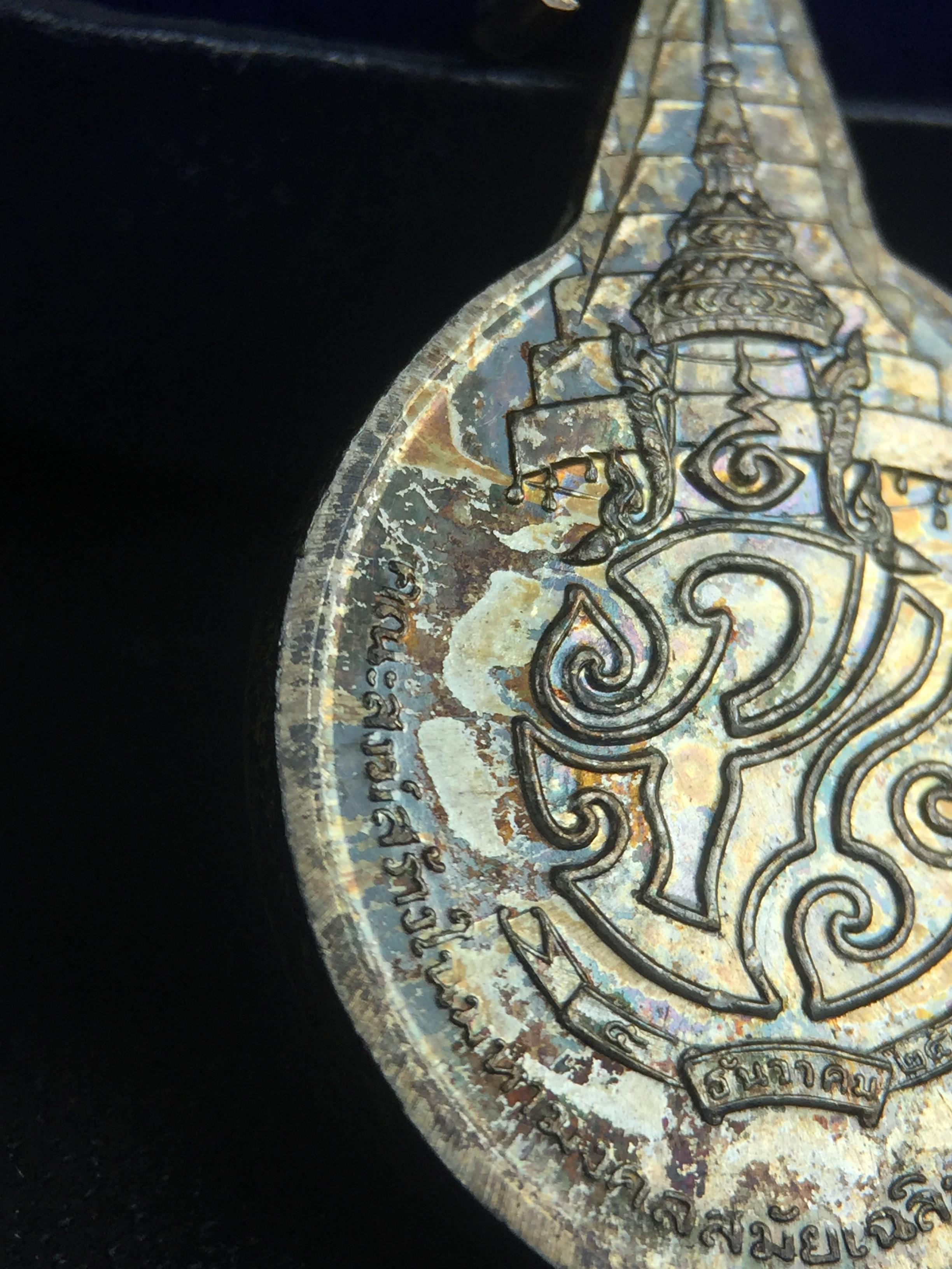 เหรียญพระชัยหลังช้าง ภปร. ครบ 5 รอบ ในหลวงรัชกาลที่9 พ.ศ.2530 พิมพ์เล็ก เนื้อเงิน(หนัก 2 สลึง)(สภาพผิวเดิมขึ้นสีรุ้งธรรมชาติสวยมาก)หายาก สภาพสวยเดิมพร้อมกล่องบรรจุเดิมครบสมบูรณ์(พิธีใหญ่ รุ่นยอดมนิยม)