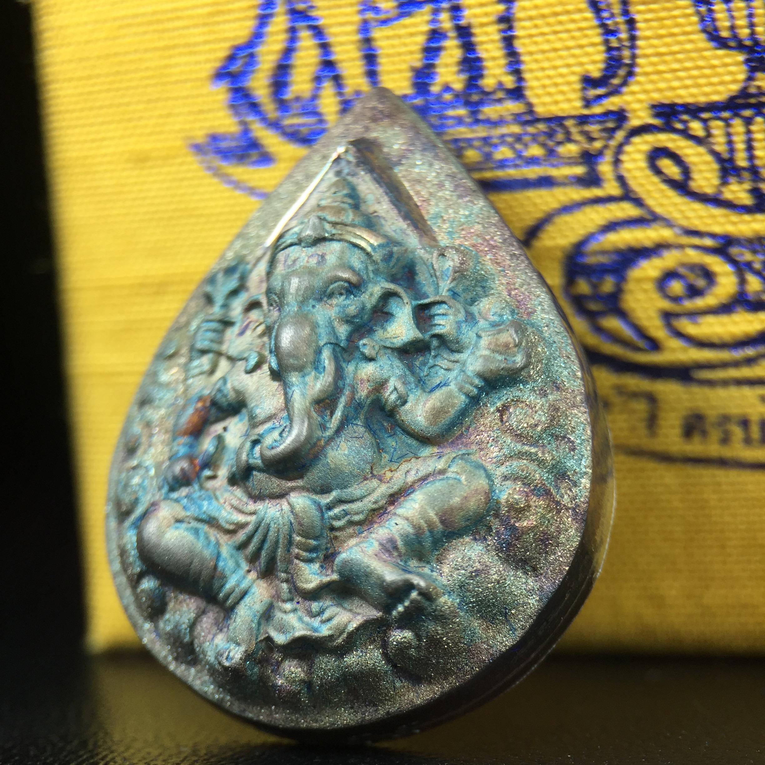 เหรียญพระพิฆเนศวร ญสส. ชุดกาญจนาภิเษกครองราชย์ 50 ปี พุทธศักราช 2538 พิมพ์ใหญ่(2.9 ซม.) เนื้อเงินผิวเดิมกลับดำขึ้นสีรุ้งเข้มขลังงดงามธรรมชาติสร้างสรรค์ สภาพสวยเดิมพร้อมกล่องบรรจุเดิม ตอกโค๊ดหมายเลขกำกับ(1ใน 5539องค์)