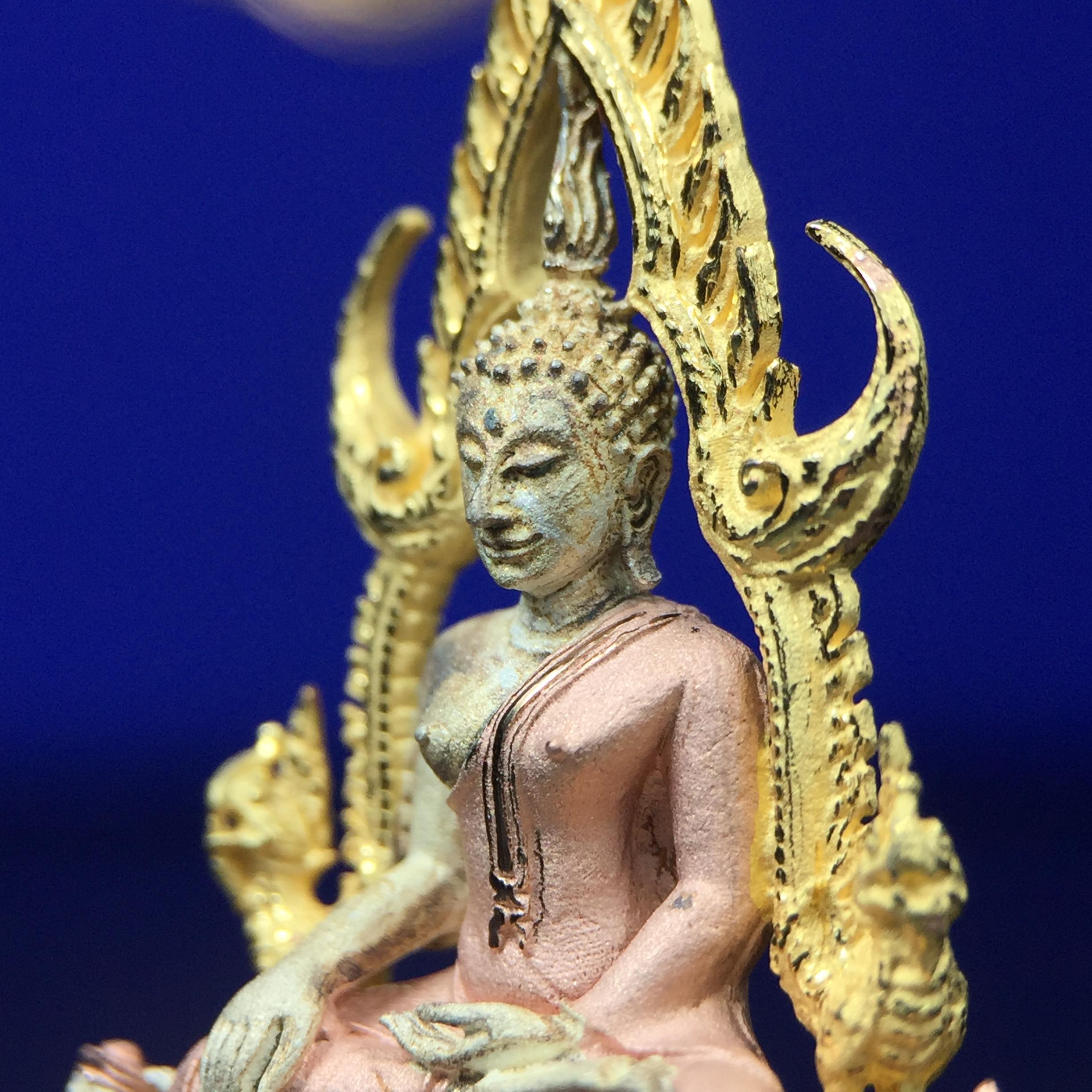 พระพุทธชินราช ภปร. ในวโรกาสพระราชพิธีมหามงคล เฉลิมพระชนมายุ6รอบ 5ธันวาคม2542 มูลนิธิพิทักษ์ดวงตาประชาชน จัดสร้าง เนื้อเงินบริสุทธิ์ 99.9% แบบสามกษัตริย์ขัดเงาบางส่วน พิมพ์ใหญ่ ขนาดสูง 3.4 ซม. พร้อมกล่องบรรจุเดิม