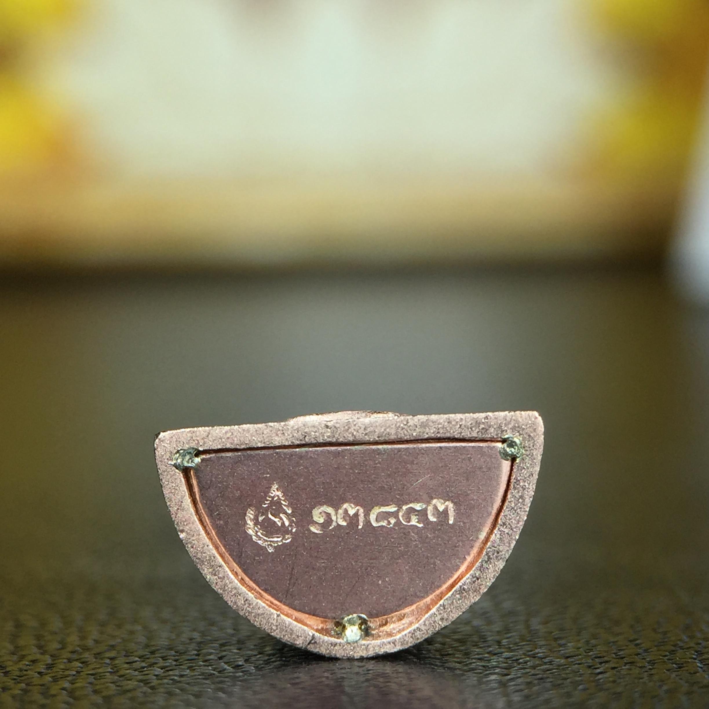 พระแก้วมรกต(จำลอง)ลอยองค์ ขนาดหน้าตัก 1/4 นิ้ว ทรงเครื่องฤดูร้อน เนื้อเงินสามกษัตริย์ ตราสัญลักษณ์ฉลองสิริราชสมบัติครบ 60 ปี พ.ศ.2549(สภาพสวย ครบ สมบูรณ์)