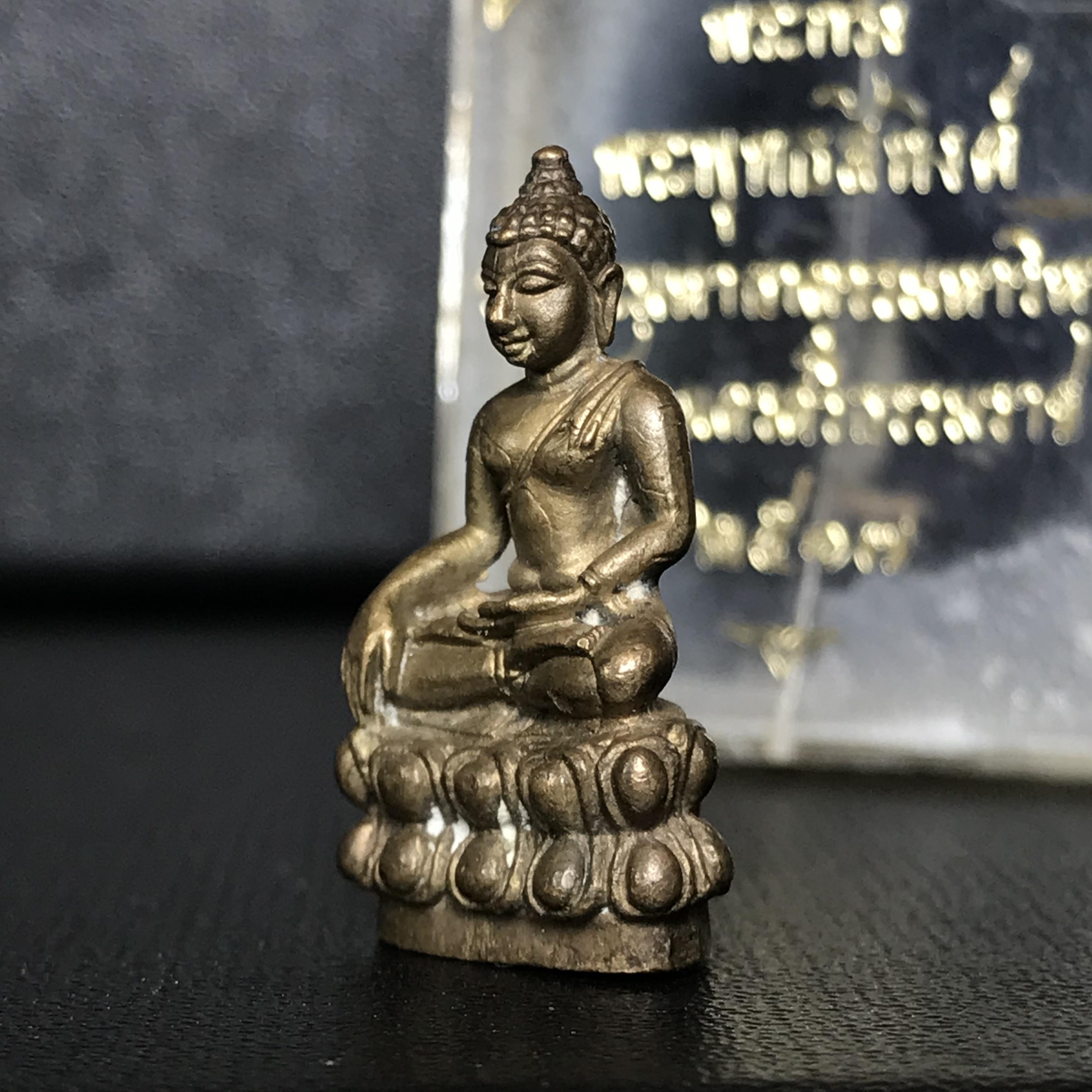 พระกริ่งพระพุทธสิหิงค์ วัดพระมหาธาตุวรมหาวิหาร จ.นครศรีธรรมราช ปี 2517 เนื้อนวโลหะ(ในหลวง ร.9 เสด็จเททอง)