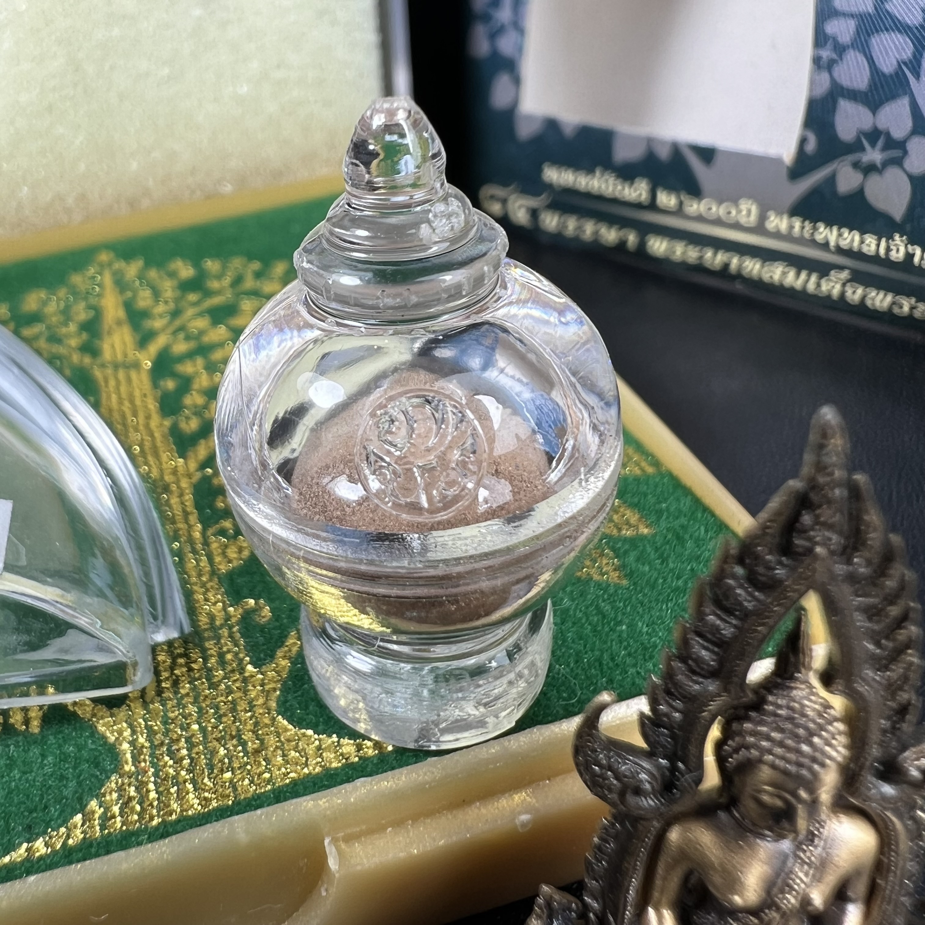 พระพุทธชินราช ภปร. 84 พรรษา ปี 2554 เนื้อบรอนซ์รมดำซาติน พิมพ์กลางขนาดหน้าตัก 1/2 นิ้ว(พระราชทานมวลสาร จิตรลดาและเส้นพระเจ้า(เส้นผม)รัชกาลที่9)พุทธศิลป์ทรงคุณค่าอีกหนึ่งรุ่นยอดนิยม(หมายเลข ๒๓๓๔))