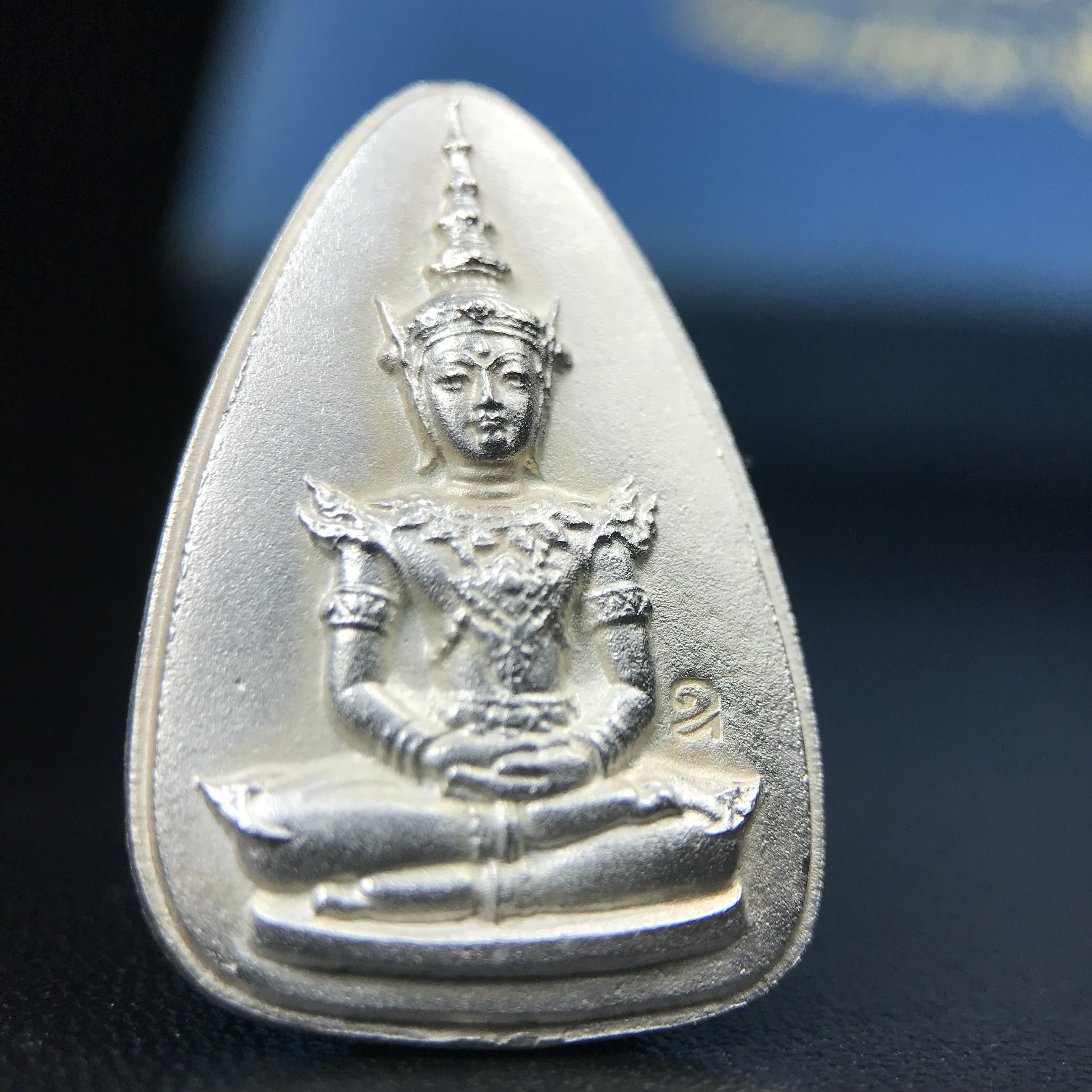 พระแก้วมรกต ญสส. สมเด็จพระญาณสังวร สมเด็จพระสังฆราช วัดบวรนิเวศวิหาร รุ่นมรดกไทย มรดกโลก พ.ศ.2536 จัดสร้างโดยมูลนิธิปริยัติศึกษา ในพระสังฆราชูปถัมภ์ เนื้อเงิน พิมพ์ใหญ่ขนาดสูง 3 ซ.ม. พร้อมกล่องบรรจุเดิมครบ