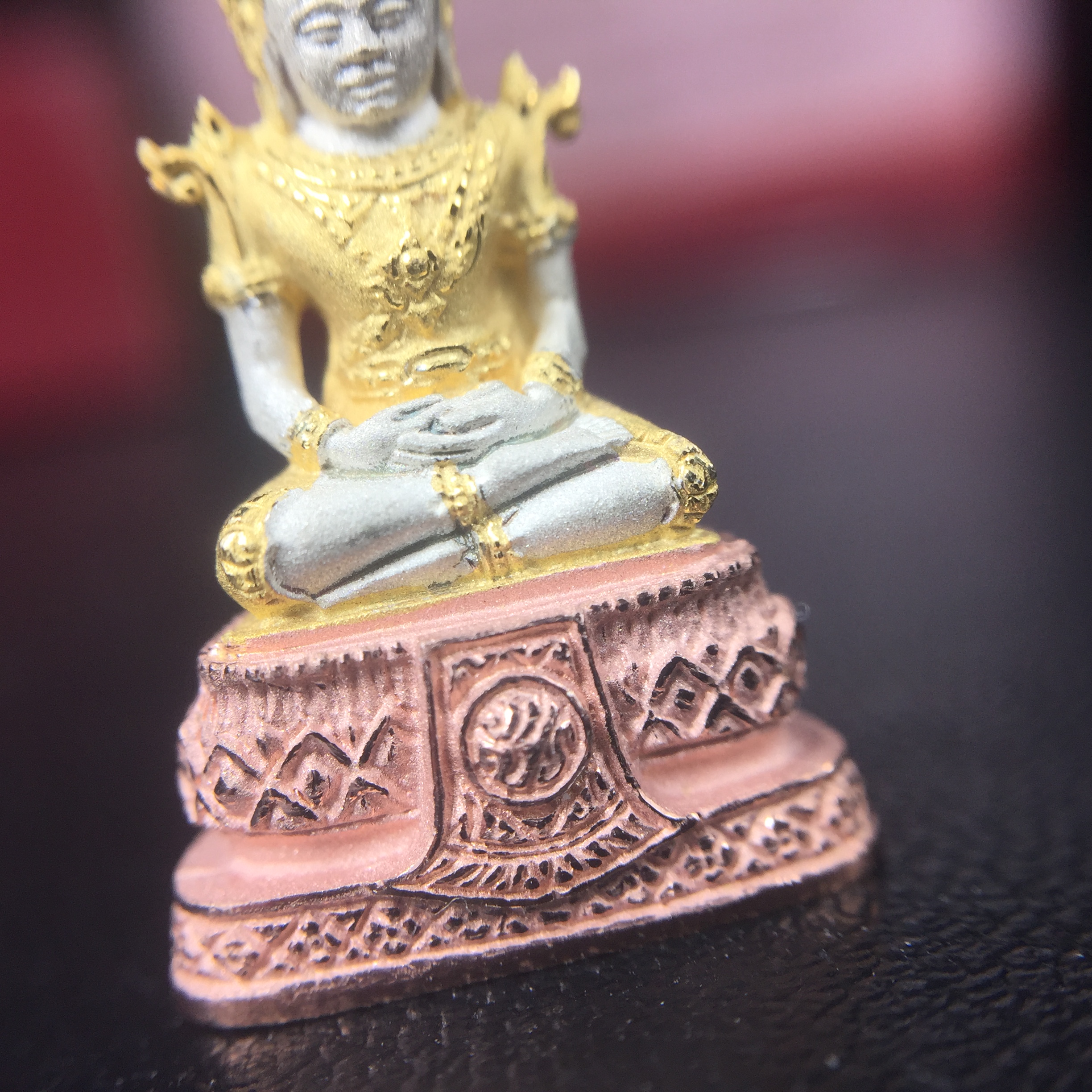 พระแก้วมรกต ภปร.(รุ่นแรก) ปี2545 รุ่นฉลองกรุงรัตนโกสินทร์ครบ 220 ปี เนื้อเงินสามกษัตริย์ พิมพ์เล็ก หล่อลอยองค์