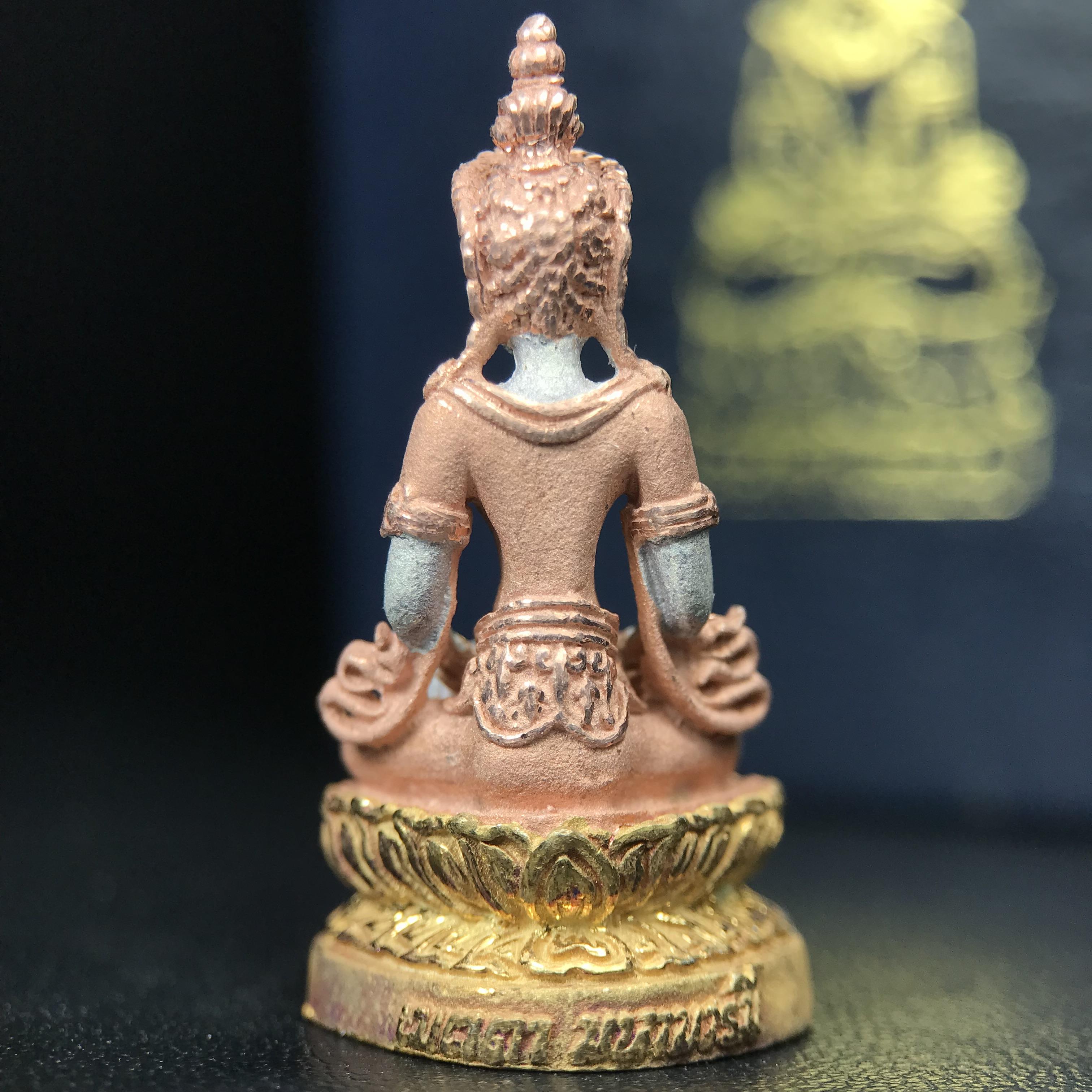 พระอวโลกิเตศวร เมตตา มหาบารมี พิธีพุทธาภิเษก ณ อุโบสถ วัดบวรนิเวศวิหาร 3 พฤษภาคม 2540 เนื้อเงินสามกษัตริย์ ขนาด 3.2 x 2.7 ซม. ตอกโค๊ตใต้ฐานพร้อมกล่องบรรจุเดิม สวย ครบ สมบูรณ์(รุ่นนี้หายาก พบเจอน้อยมาก)