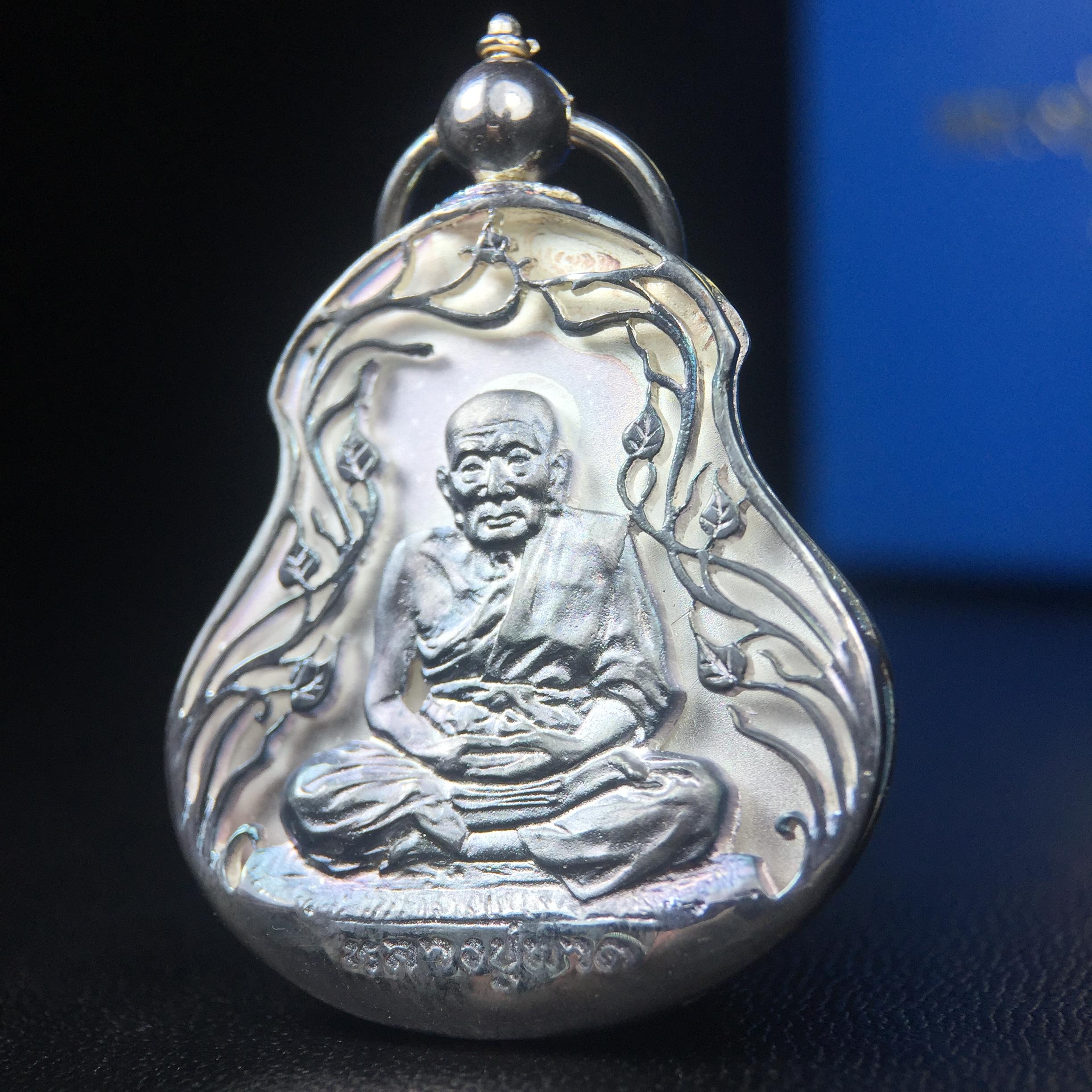 เหรียญหลวงปู่ทวด พระนามาภิไธย สก. แบบงานฉลุโบราณ(HAND MADE) ปี 2544 เนื้อเงิน(ผิวเดิมขึ้นสีรุ้งธรรมชาติสวยมาก) พิธีปลุกเสก ณ อุโบสถวัดช้างให้ และ พิธีมังคลาภิเษก ณ พระอุโบสถ วัดพระศรีรัตนศาสดาราม(วัดพระแก้ว) (1 ใน 2000 เหรียญ)พบเจอน้อยหายากมาก