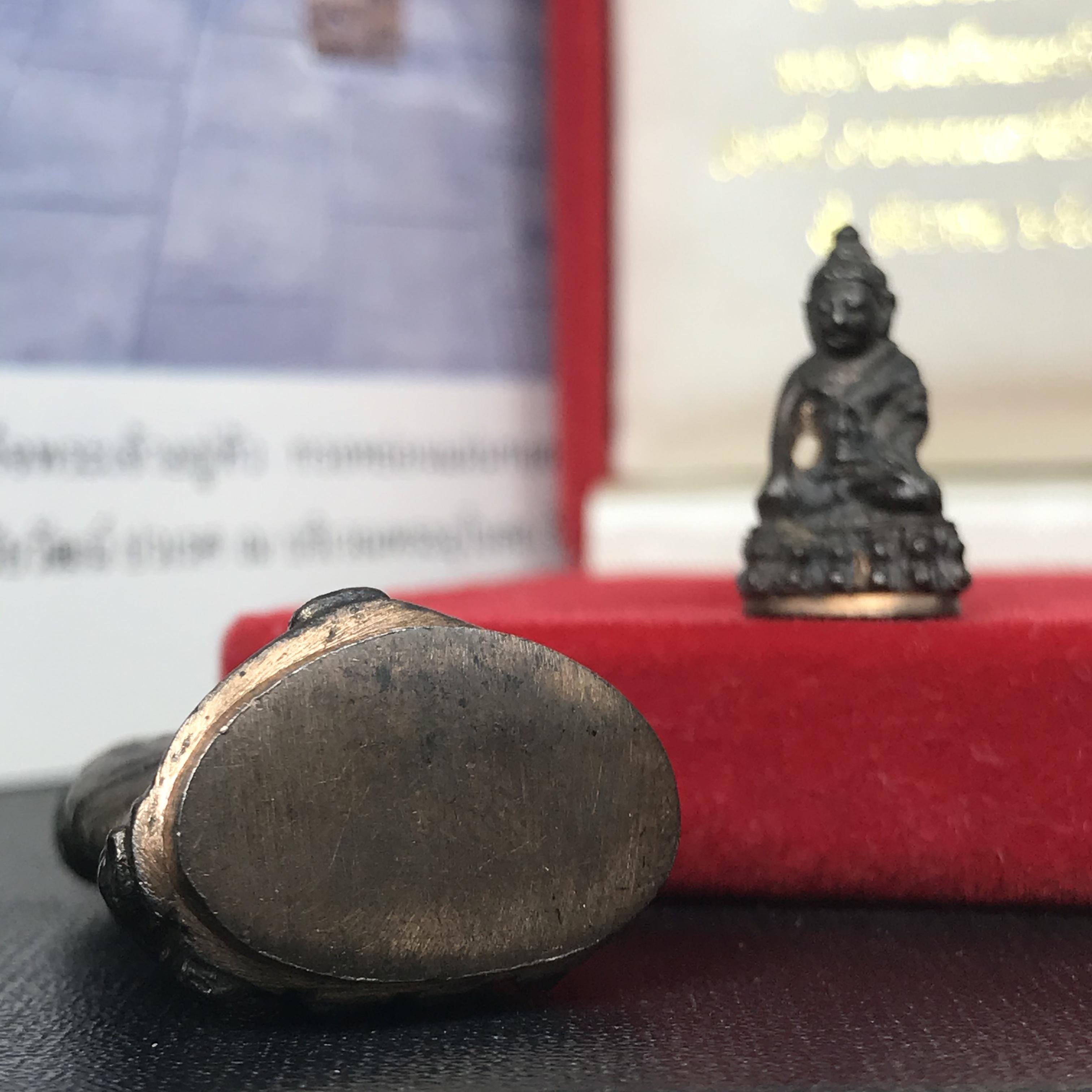 พระกริ่ง-พระชัยวัฒน์ ปวเรศ ปี2530 วัดบวรนิเวศราชวรวิหาร(ในหลวง ร.9 เสด็จเททอง)(บรรจุเส้นเกศาในหลวงรัชกาลที่9)พร้อมสูจิบัตรเดิมตอนจัดสร้าง(สภาพสวยครบสมบูรณ์) (องค์หน้าใหญ่)(องค์ทองทบ)แบบพิมพ์นิยมหายาก