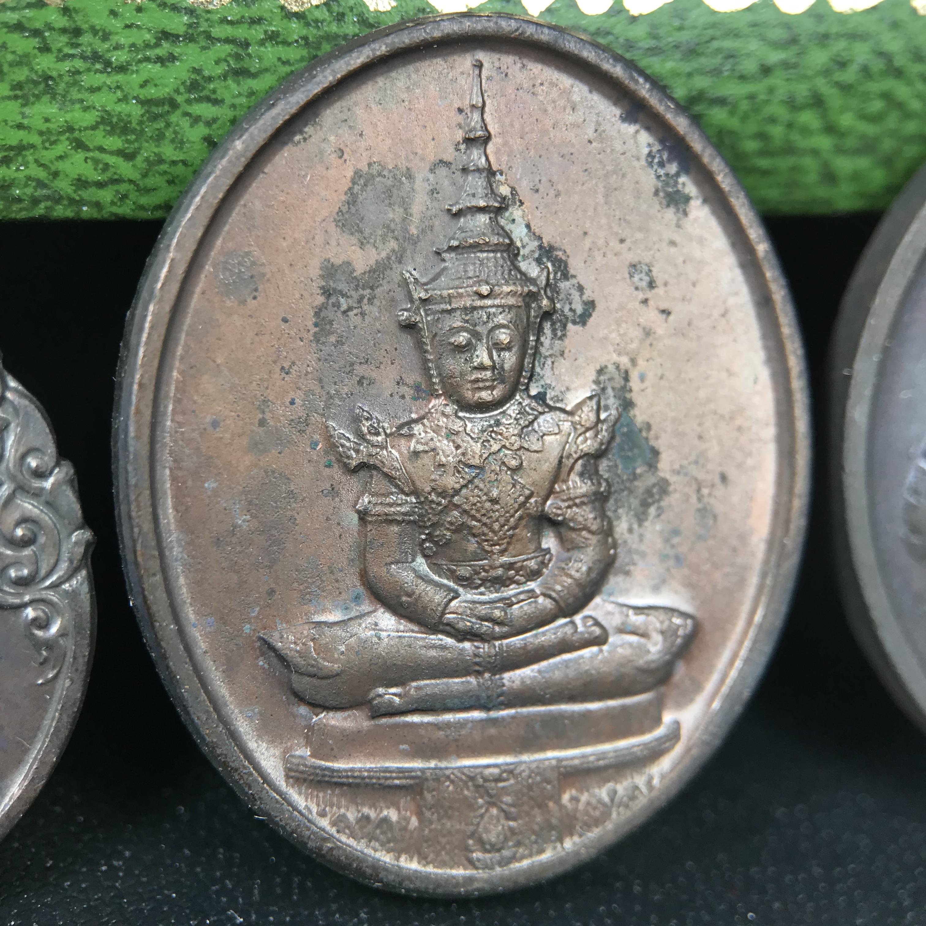 เหรียญพระแก้วมรกตหลัง ภปร. ฉลองกรุงรัตนโกสินทร์ครบ 200 ปี พ.ศ.2525 เนื้อทองแดงกล่องบรรจุเดิมครบ3พิมพ์(บล็อกพระราชศรัธา)(ในหลวงรัชกาลที่9 เสด็จในพิธี)พระคู่บ้านคู่เมือง...พระดี...พิธีใหญ่