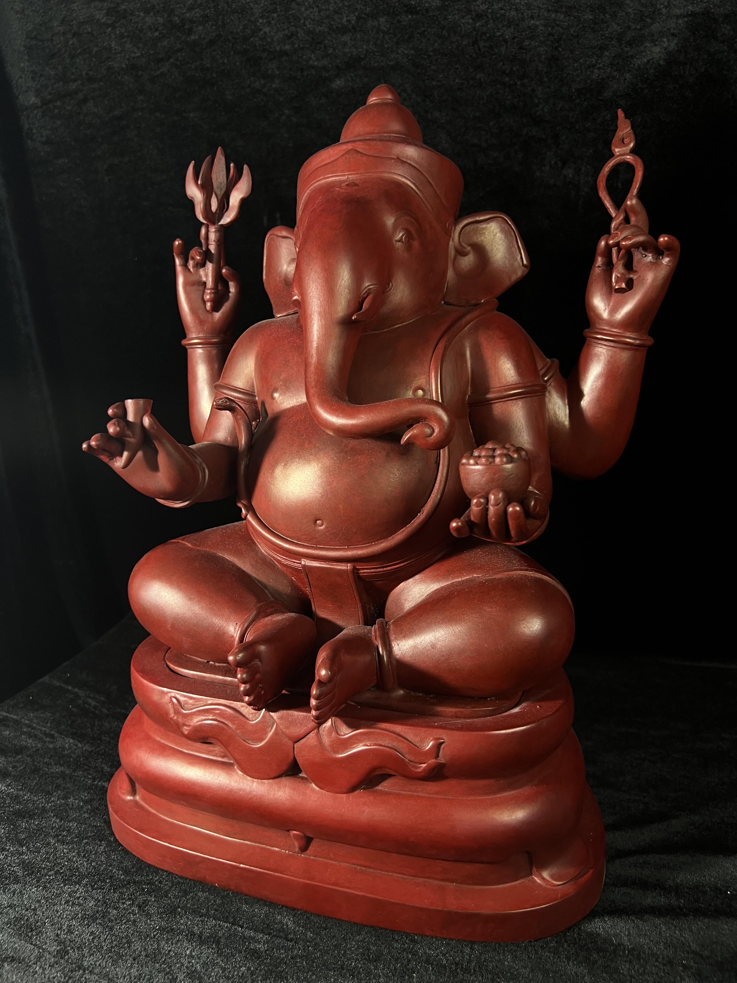 พระพิฆเนศวร 65 ปี คณะจิตรกรรมฯ มหาวิทยาลัยศิลปากร ปี 2551 ขนาดบูชาลอยองค์ หน้าตัก 9 นิ้ว(เนื้อสำริดแดงพลาติน่า)***สีแดงหายาก*** ออกแบบและปั้นโดย รองศาสตราจารย์วิชัย สิทธิรัตน์ ปัจจุบันดำรงตำแหน่งทางวิชาการเป็นศาตราจารย์ ศิลปินแห่งชาติสาขาประติมากรรม