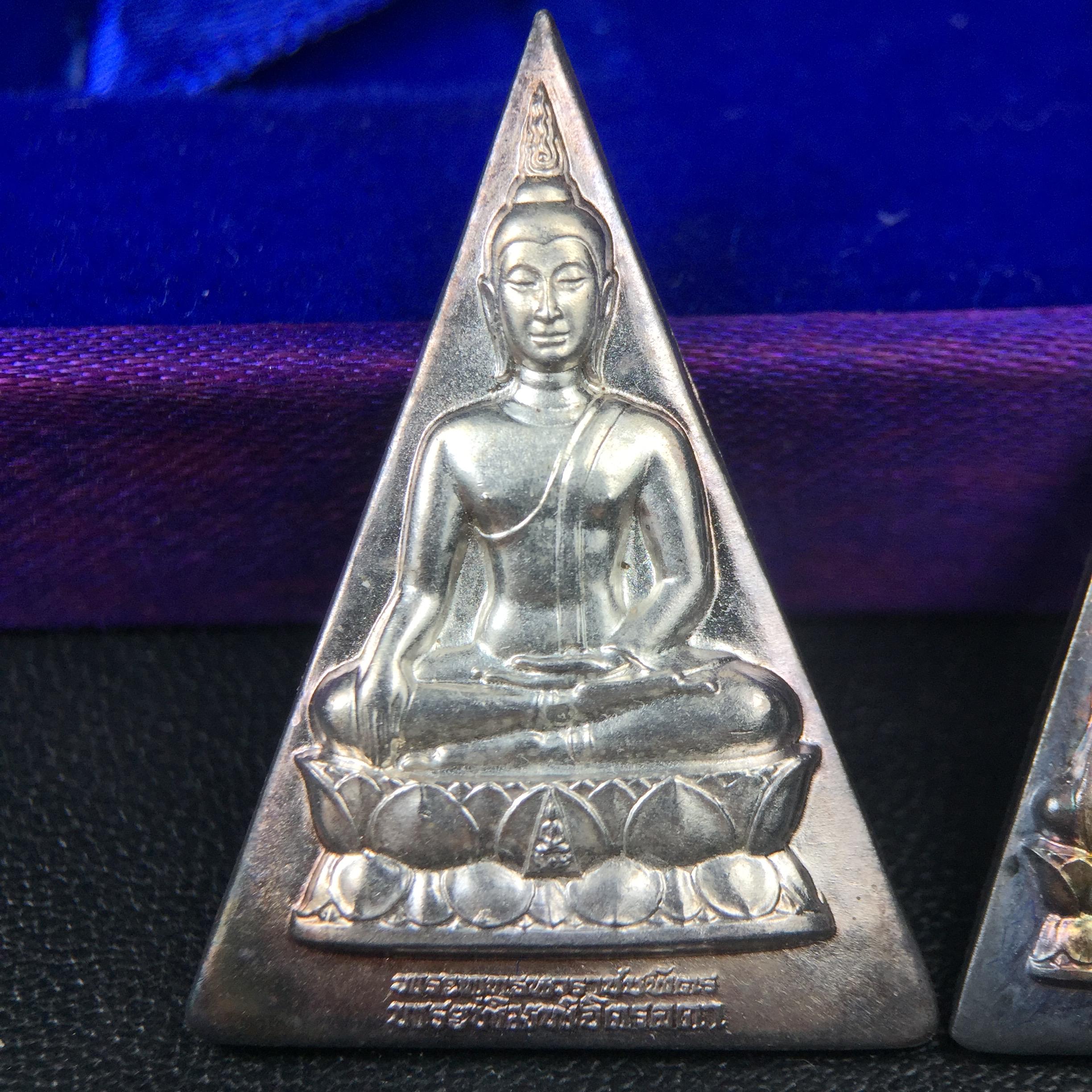 พระพุทธนวราชบพิตร พระพิมพ์จิตรลดา โครงการหลวง ปี2539 (พิมพ์ใหญ่+พิมพ์เล็ก) เนื้อเงินผิวเดิมขึ้นสีรุ่ง สวย แบบนิยมพร้อมกล่องบรรจุเดิม พิธีใหญ่ ปลุกเสกวัดพระแก้ว(1ชุด 2 องค์)