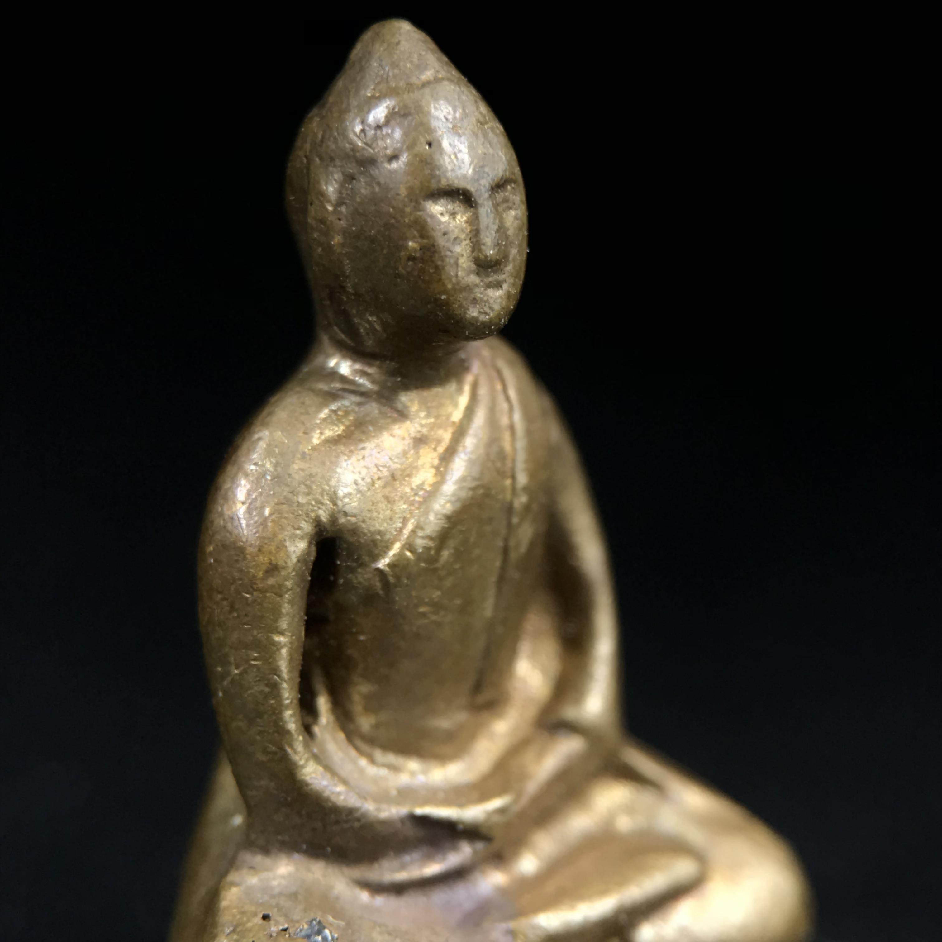 พระกริ่งฝีพระหัตถ์สมเด็จย่า ขนาดห้อยบูชาขนาดเล็ก จัดสร้างขึ้นเนื่องในวาระครบ 6 รอบ เมื่อวันที่21 ตุลาคม พ.ศ.2515(ในหลวงรัชกาลที่ 9 เสด็จพระราชดำเนินทรงเททอง)ปลุกเสกยิ่งใหญ่ เกจิ 108 รูป ร่วมปลุกเสก คัดสภาพสวยแบบนี้พบเจอน้อยมาก หมายเลขต้นๆหลักร้อย หายากมาก