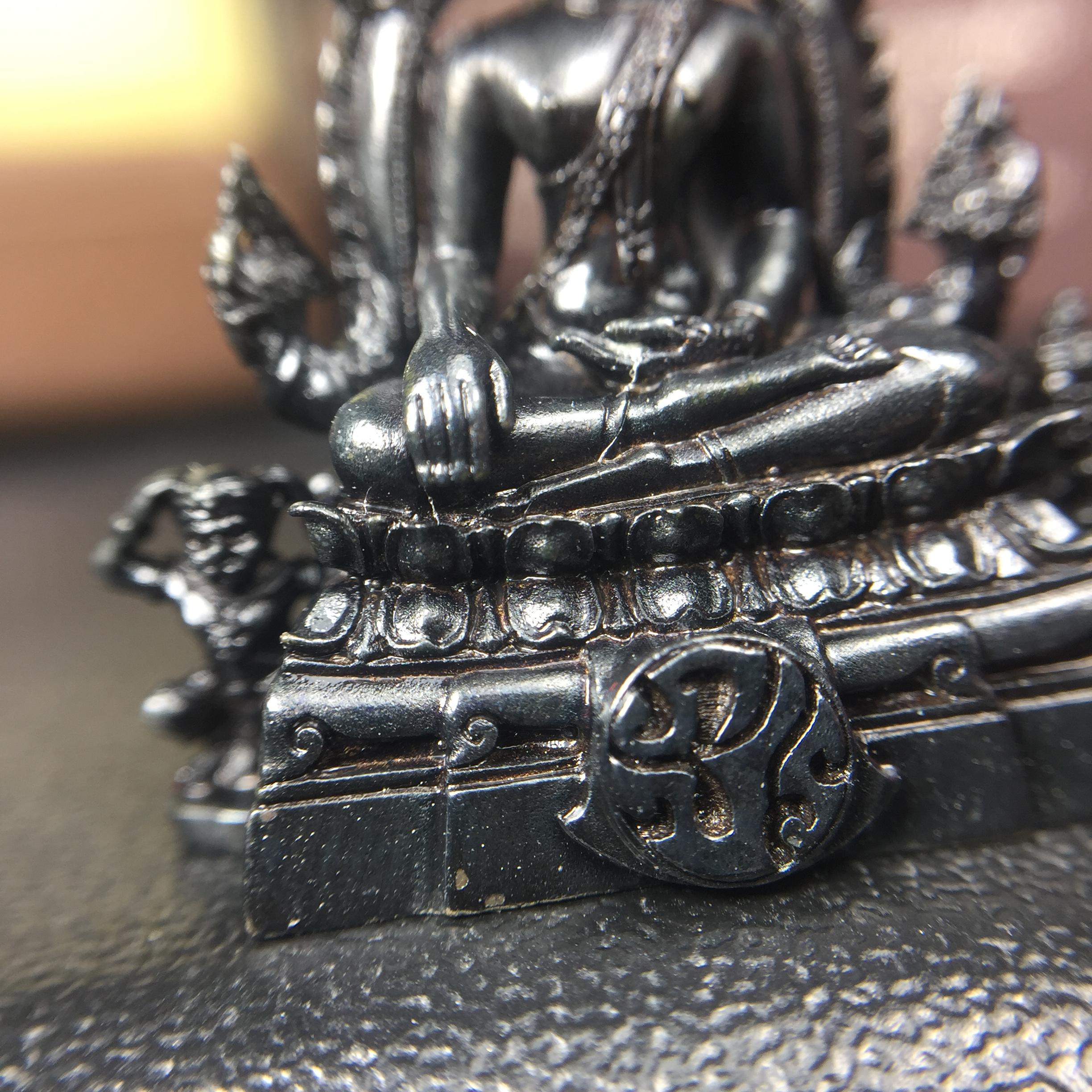 พระพุทธชินราช ภปร. โครงการ "เพราะแผ่นดินนี้ คือ แผ่นดินเกิด" ปี2548(รุ่นแรก) ลอยองค์ หน้าตัก 1/2 นิ้ว เนื้อเงินรมดำ