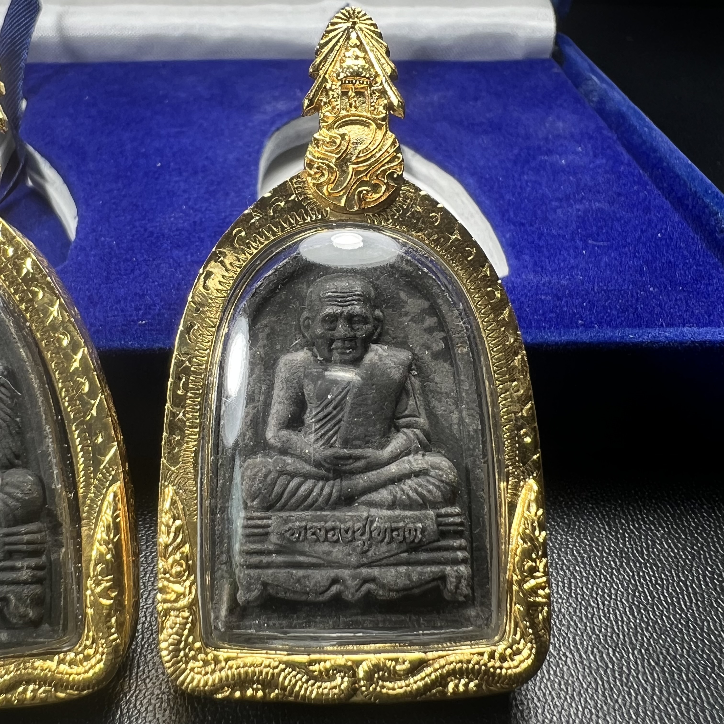 พระคู่ชุดของขวัญ พระหลวงปู่ทวด ภปร.ปี2547 ทรงกลีบบัวและกลีบขนุน(พิมพ์เตารีดและพิมพ์พระรอด)(ชนวนเก่า)เนื้อว่านด้านหลังมี ภปร. เป็นโลหะผสมสูง 3.3ซม.พิธีใหญ่ มวลสารดี ปลุกเสกวัดพระแก้ว(พร้อมกล่องบรรจุเดิม งานเลี่ยมกรอบเดิมจากผู้จัดสร้างห่อหุ้มด้วยทองนพเกล้า)