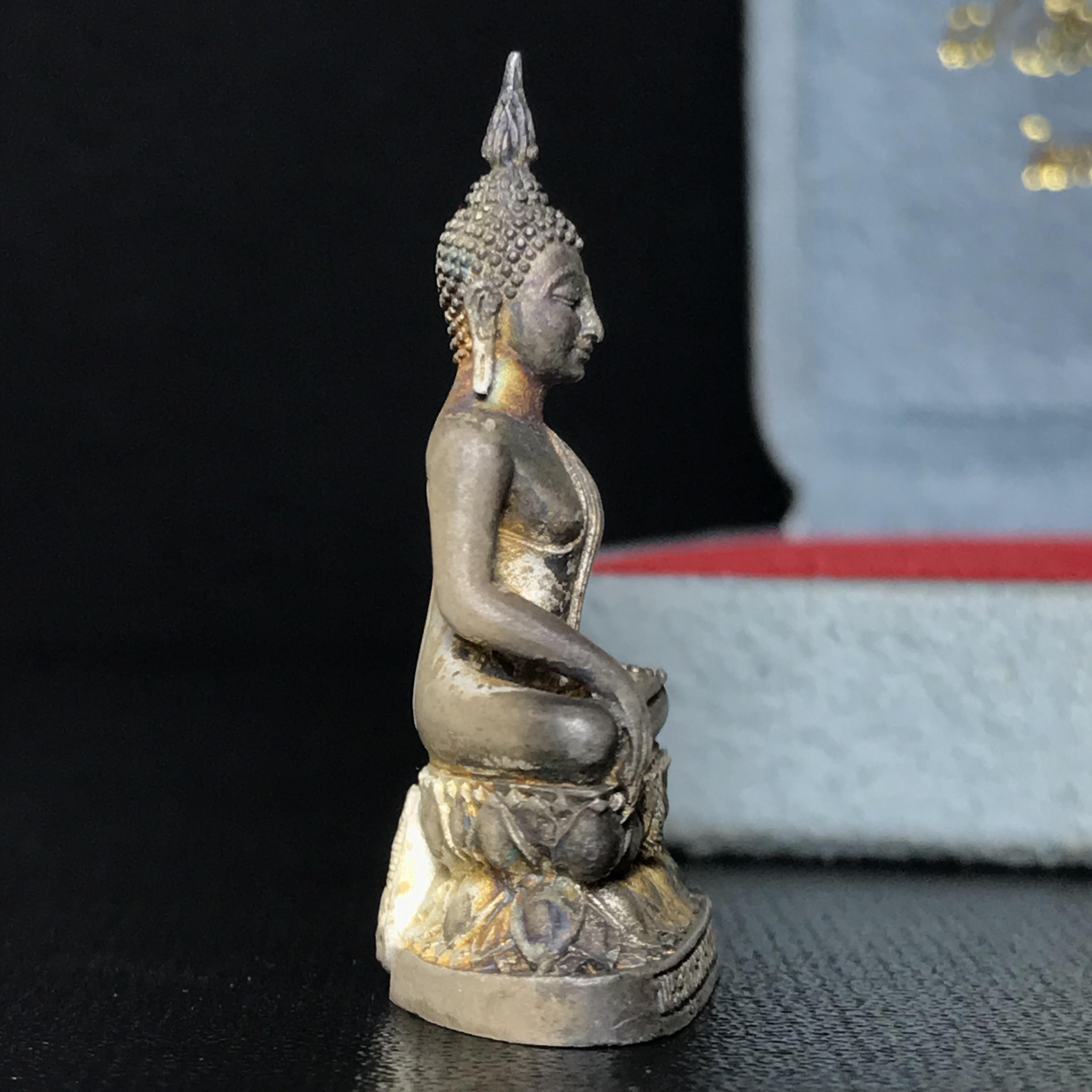 พระกริ่งพระพุทธนวราชบพิตร ครองสิริราชสมบัติครบ 50 ปี พ.ศ.2540 ชุดพระราชทาน(หายาก)เนื้อเงินผิวเดิมขึ้นสีรุ้งแบบนิยม