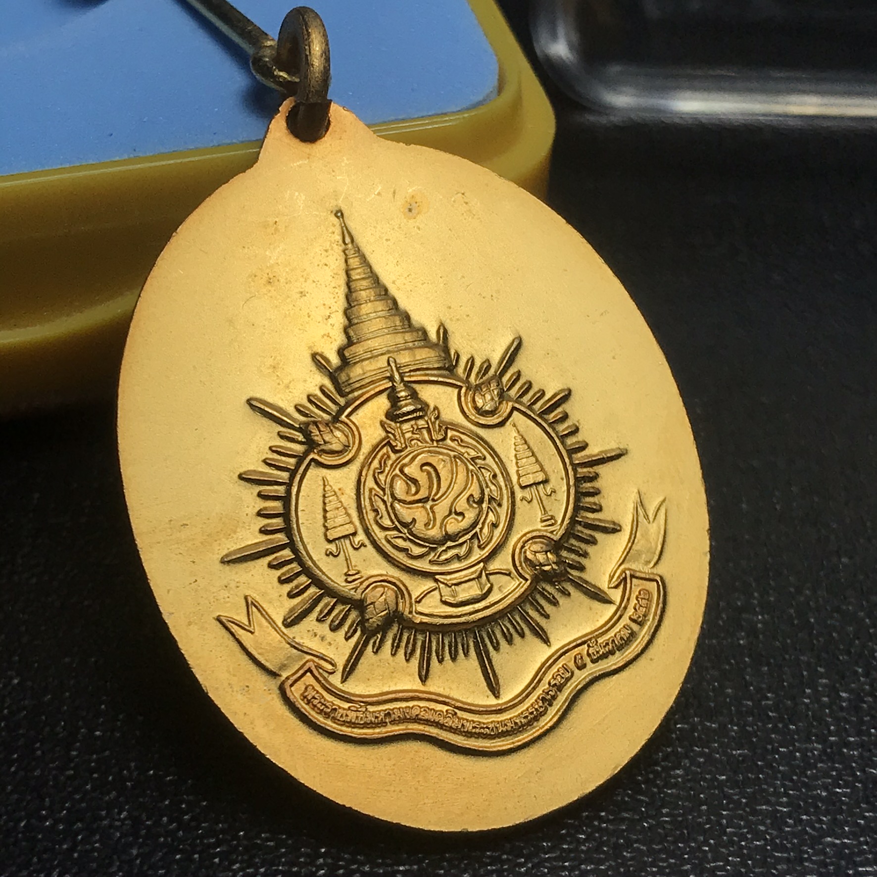 เหรียญในหลวงทรงกล้อง สำนักนายกรัฐมนตรีจัดสร้าง พร้อมเข็มที่ระลึก พ.ศ.2542 กล่องเดิม