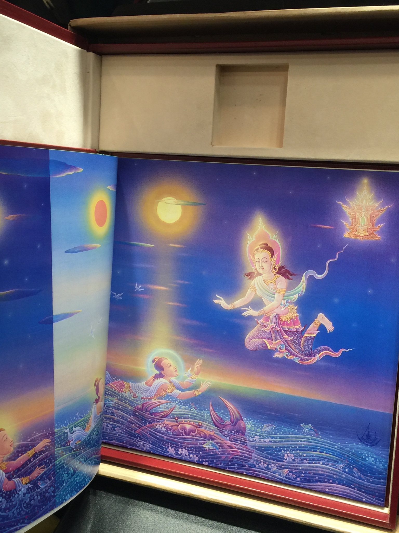 เหรียญพระมหาชนก พิมพ์ใหญ่ เนื้อเงิน ปี2539(รุ่นแรกในหลวงเสด็จเป็นประธานในพิธี) พร้อมหนังสือสภาพสวยครบชุด