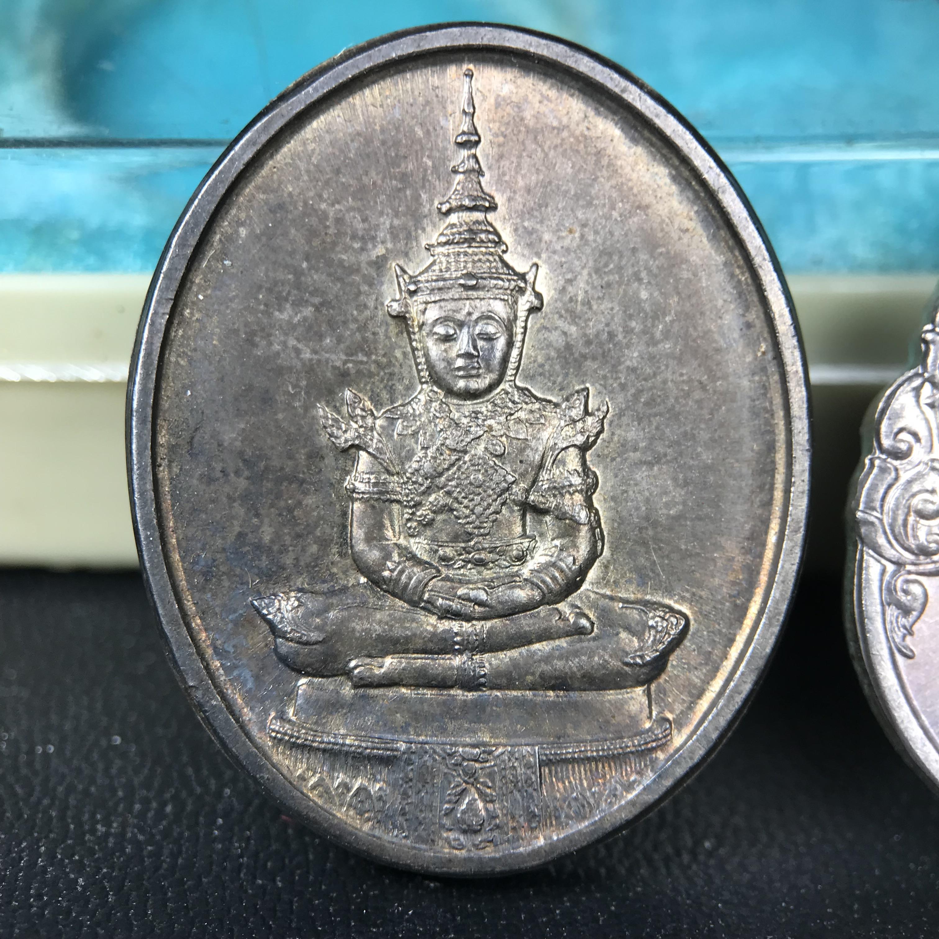 เหรียญพระแก้วมรกตหลัง ภปร. ฉลองกรุงรัตนโกสินทร์ครบ 200 ปี พ.ศ.2525 เนื้อเงิน(ผิวเดิมสวย)กล่องบรรจุเดิมครบ 3พิมพ์ ร้อน ฝน หนาว(บล็อกแรกไม่มีพระราชศรัธานิยม)(ในหลวงรัชกาลที่9 เสด็จในพิธี)พระคู่บ้านคู่เมือง...พระดี...พิธีใหญ่(บล็อกแรกครบชุด ผิวเดิม หายาก)