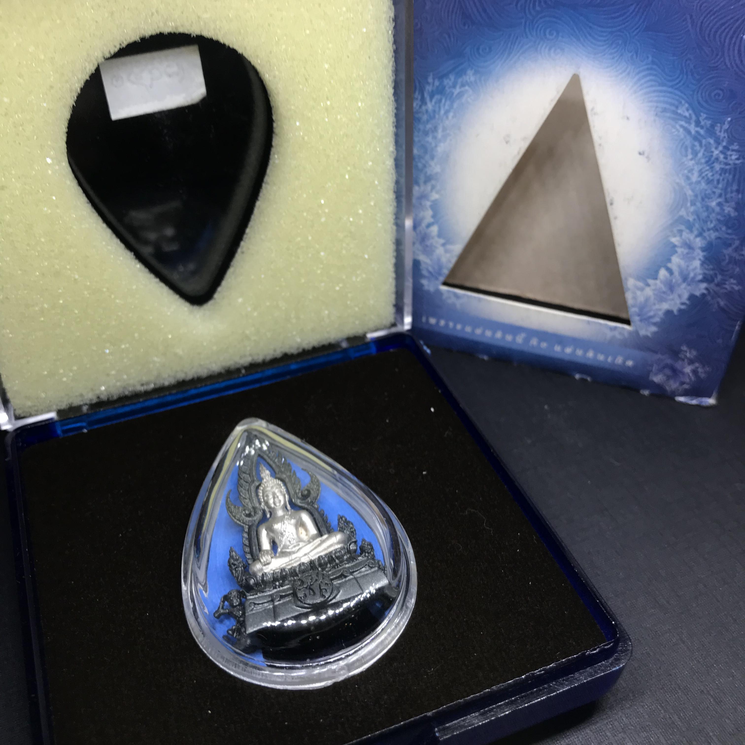 พระพุทธชินราช ภปร โครงการ เพราะแผ่นดินนี้คือแผ่นดินเกิด เนื้อเงินชุบทองคำขาว ซุ้มรมดำ ปี2551 ขนาดหน้าตัก1/2นิ้ว (สวยงามหายาก)