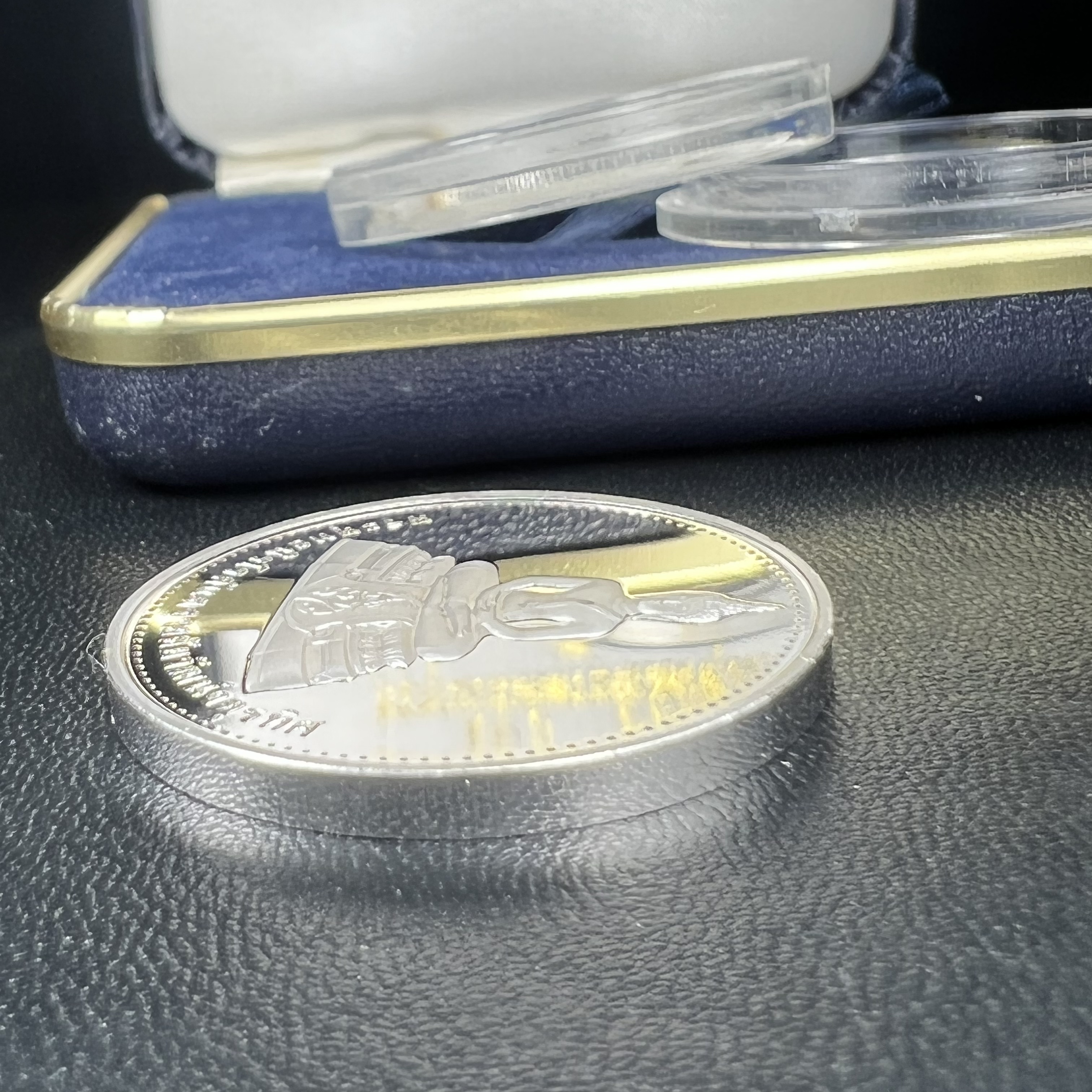 เหรียญพระพุทธนิรโรคันตรายชัยวัฒน์จตุรทิศ ภปร. วัดมงคลชัยพัฒนา จ.สระบุรี ปี2539 จัดสร้างโดย มูลนิธิชัยพัฒนา เนื้อเงินขัดเงา พิมพ์ใหญ่ ขนาด 3 ซม.มหาพุทธาภิเษก ณ.วัดพระศรีรัตนศาสดาราม(วัดพระแก้ว)ในพระบรมมหาราชวัง พ.ศ.2539พร้อมกล่องบรรจุเดิม สภาพสวย