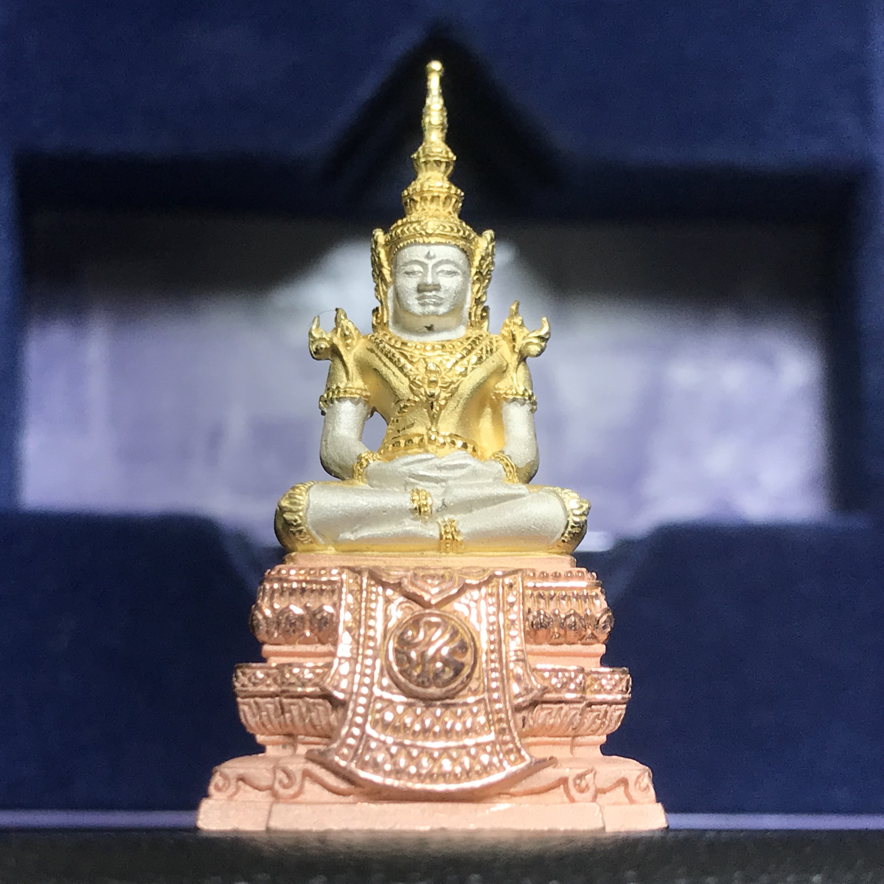 พระแก้วมรกต ภปร. ปี2547 จัดสร้างโดย รพ.ภูมิพลฯ เนื้อเงิน (3 กษัตริย์)ลอยองค์ หน้าตัก 1/2 นิ้ว(1ใน3000องค์)