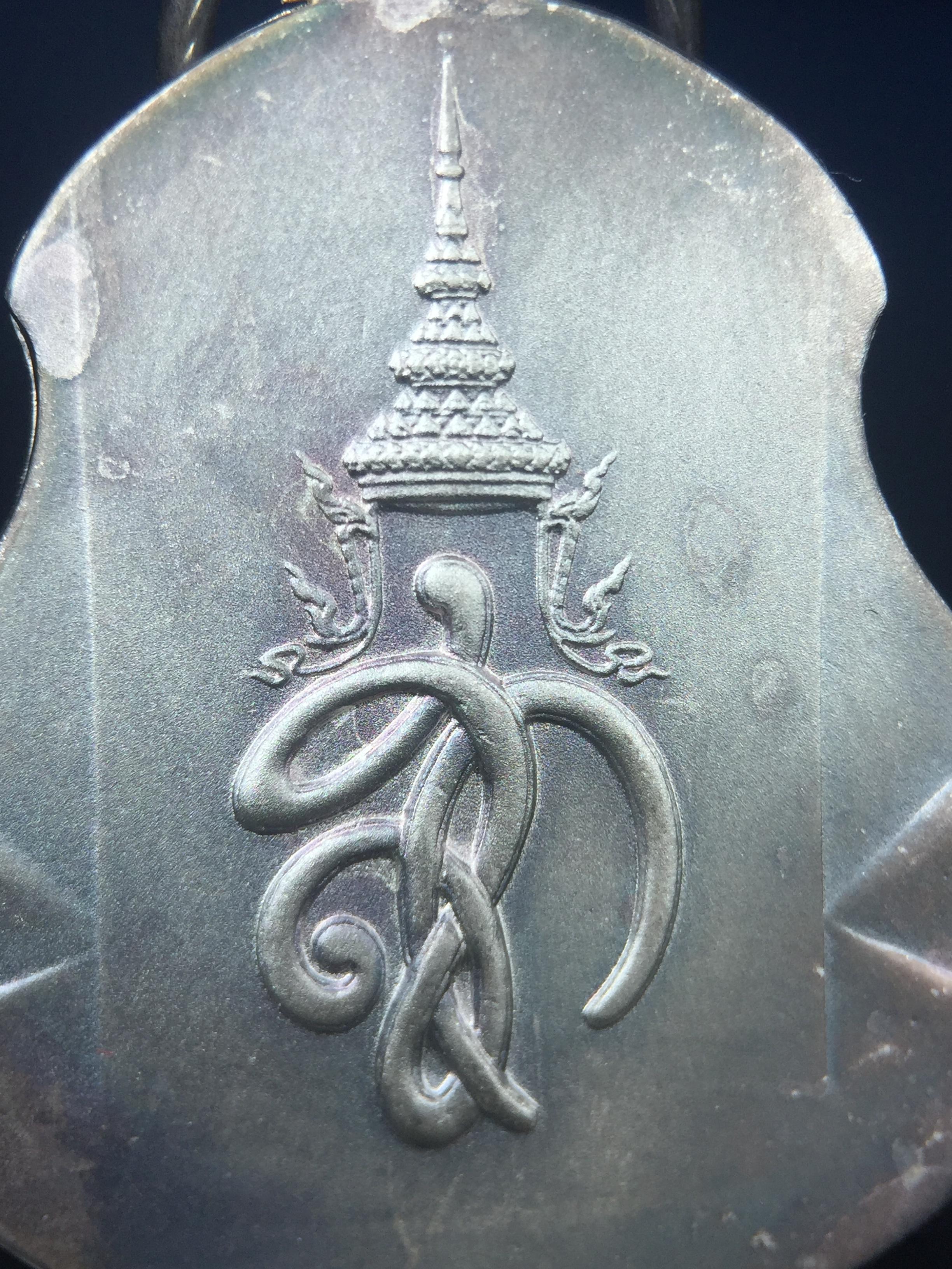 เหรียญหลวงปู่ทวด พระนามาภิไธย สก. แบบงานฉลุโบราณ(HAND MADE) ปี 2544 เนื้อเงิน(ผิวเดิมขึ้นสีรุ้งธรรมชาติสวยมาก) พิธีปลุกเสก ณ อุโบสถวัดช้างให้ และ พิธีมังคลาภิเษก ณ พระอุโบสถ วัดพระศรีรัตนศาสดาราม(วัดพระแก้ว) (1 ใน 2000 เหรียญ)พบเจอน้อยหายากมาก