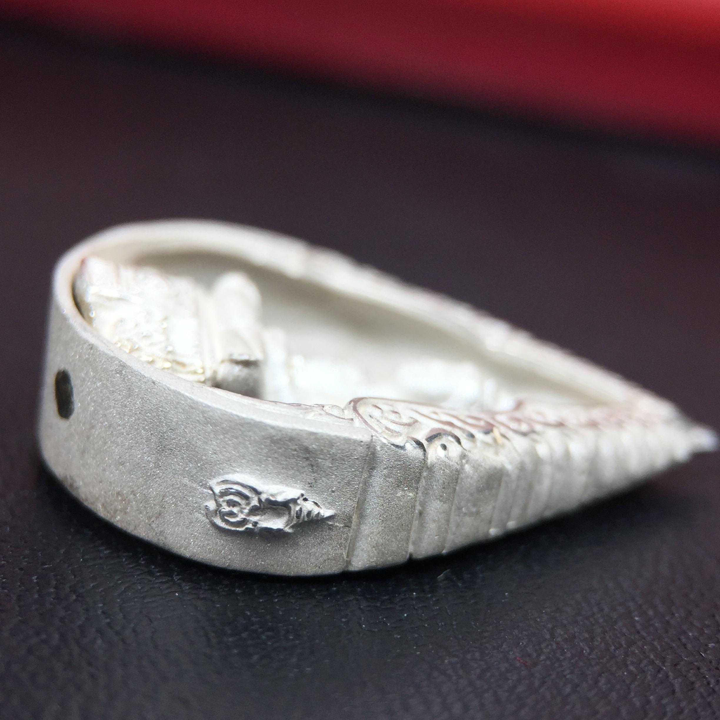 พระแก้วมรกต ภปร.(รุ่นแรก) ปี2545 จัดสร้างในมหาวโรกาส พระบาทสมเด็จพระเจ้าอยู่หัวรัชกาลที่ 9 ครบรอบ 75 พรรษา และฉลองกรุงรัตนโกสินทร์ครบ 220 ปี พิมพ์ลอยองค์ทรงหยดน้ำ เนื้อเงินบริสุทธิ์ 92.5% ขนาด 18*27 มม. พร้อมกล่องบรรจุเดิม สวยครบสมบูรณ์(องค์หมายเลข 1752)