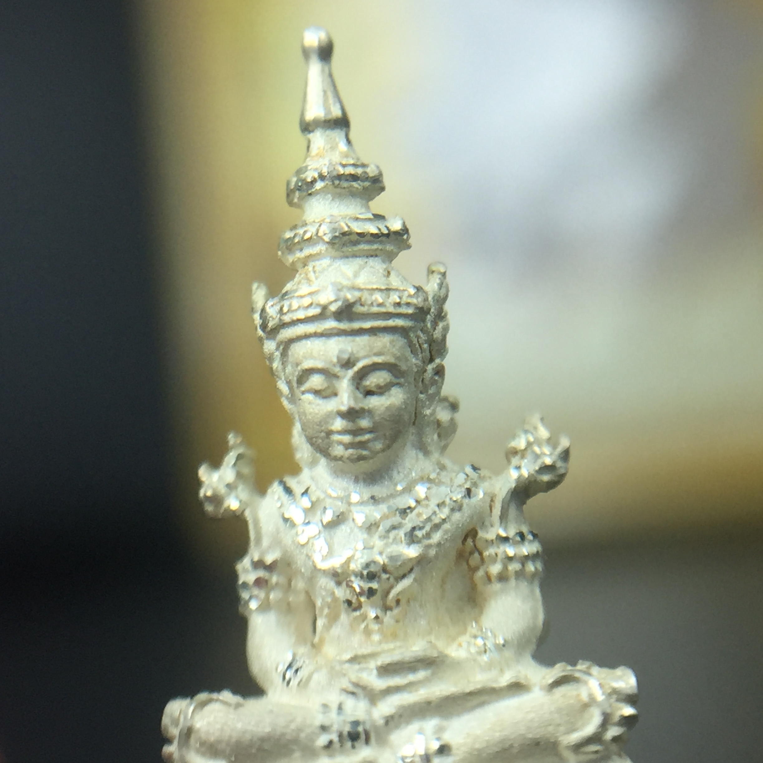 พระแก้วมรกต(จำลอง)ลอยองค์ ขนาดหน้าตัก 1/4 นิ้ว ทรงเครื่องฤดูร้อน เนื้อเงิน ตราสัญลักษณ์ฉลองสิริราชสมบัติครบ 60 ปี พ.ศ.2549