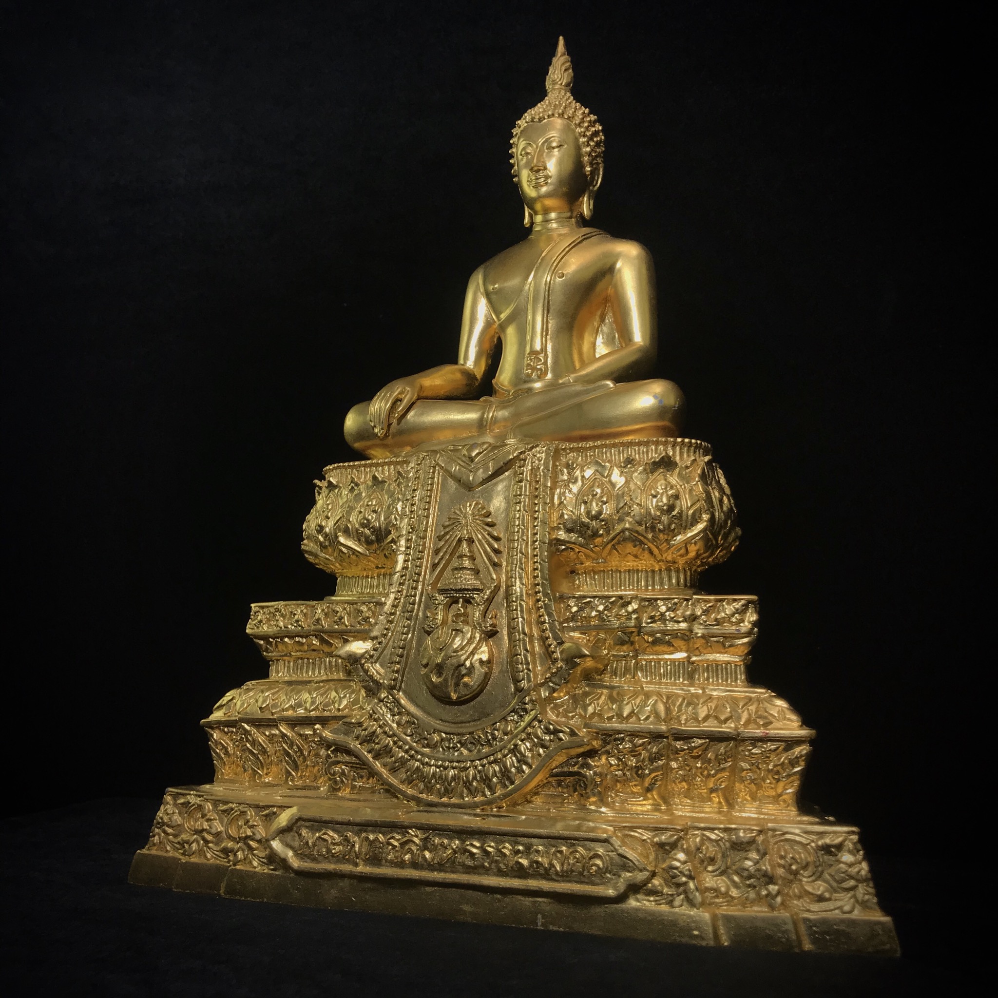 พระพุทธสิงหธรรมมงคล ภปร. รุ่นแรก พุทธสมาคมแห่งประเทศไทย ในพระบรมราชูปถัมภ์ จัดสร้าง ปี2547 เนื้อโลหะผสมปิดทอง หน้าตัก 5 นิ้ว(1 ใน 1999 องค์)