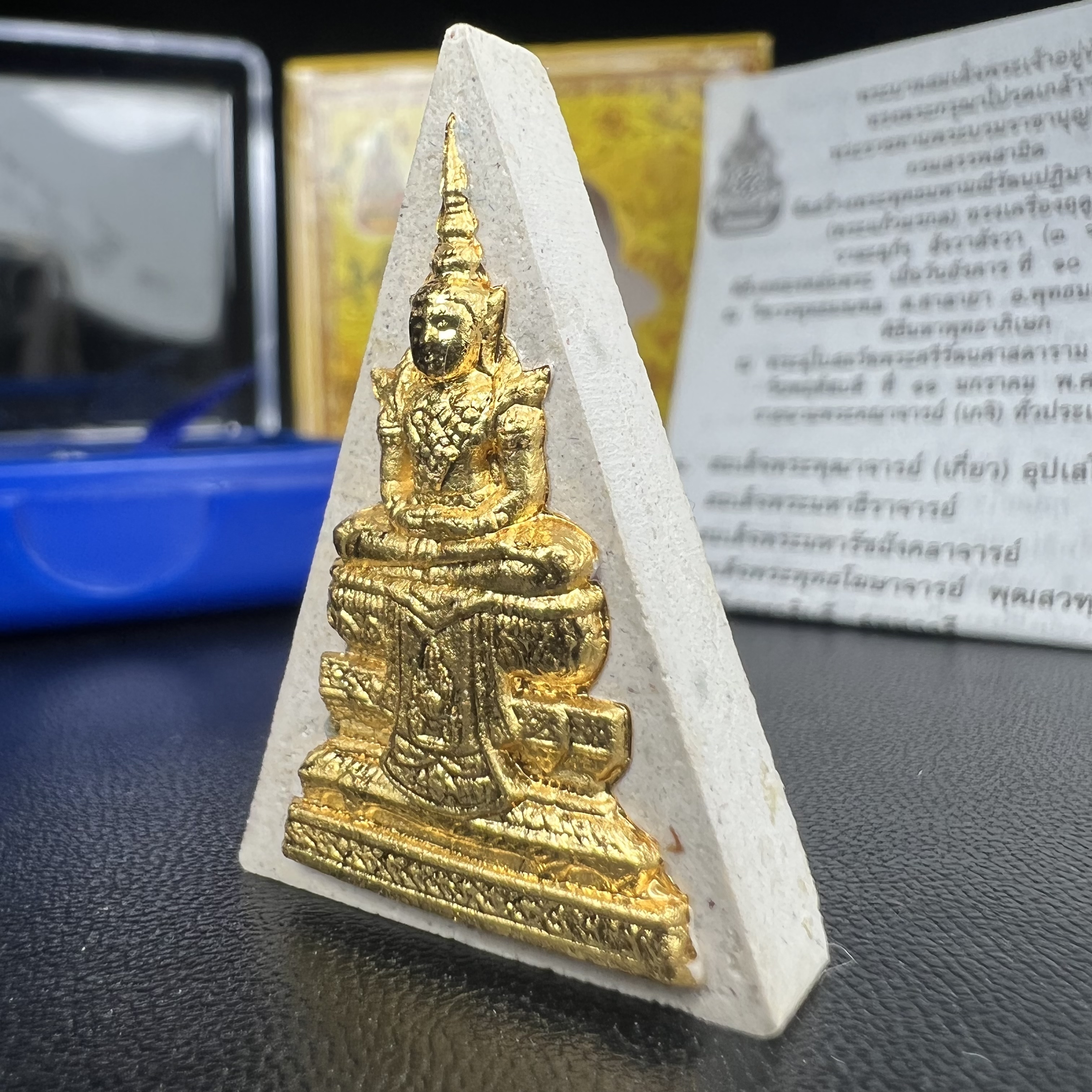 พระแก้วมรกต(จำลอง)ทรงเครื่องฤดูร้อน พระผงบูชา ด้านหน้าปิดทอง ด้านหลังตราฉลองสิริราชสมบัติครบ 60ปี เนื้อเงินขึ้นสีรุ้งธรรมชาติสร้างสรรค์งดงาม(รุ่นนี้ได้พระราชทานเส้นพระเจ้า(เส้นผม)รัชกาลที่9ในการจัดสร้าง)***องค์นี้พิเศษมองเห็นเส้นผมติดอยู่ด้านหลังชัดเจน***