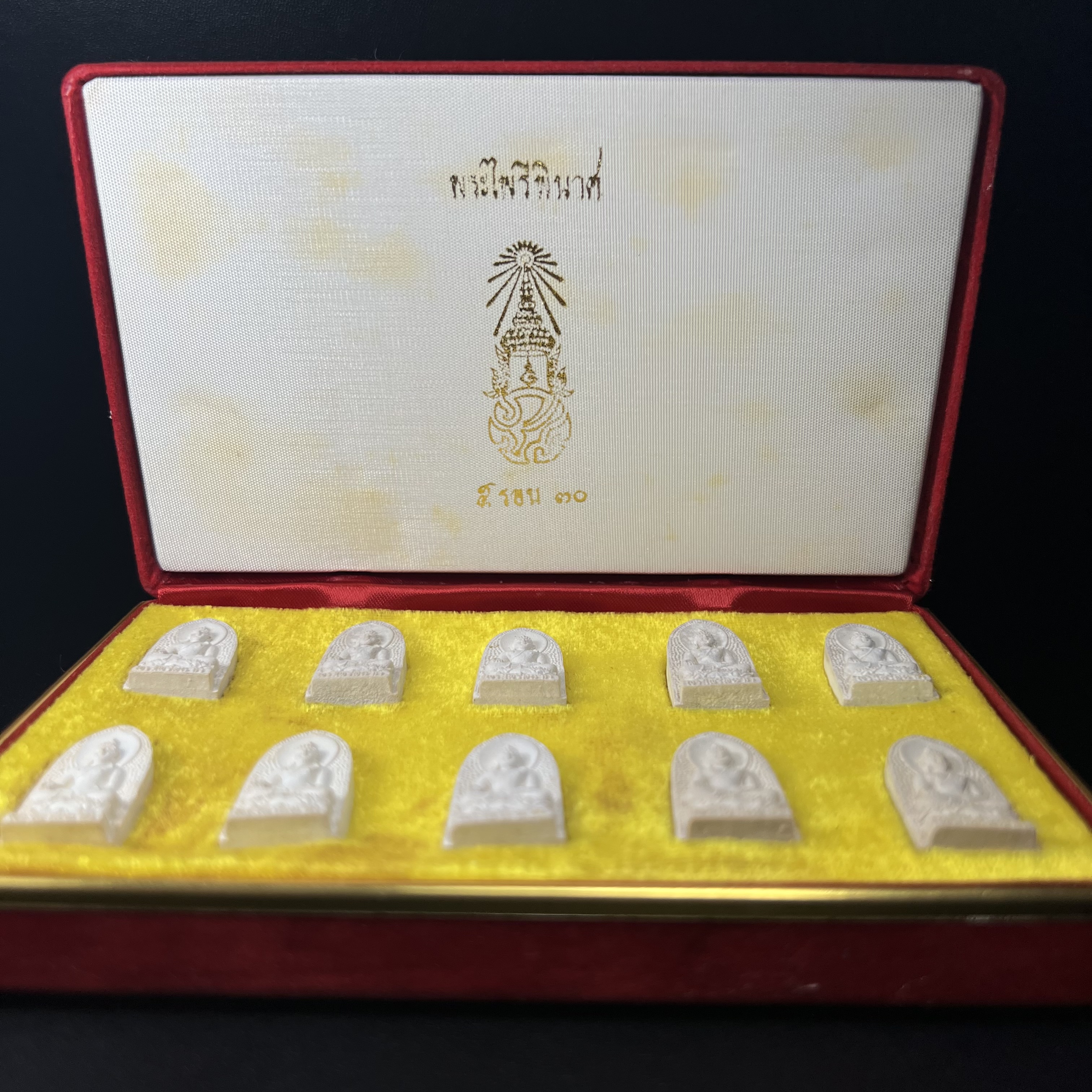 พระไพรีพินาศ ภปร. ครบ 5 รอบ ร.9 ปี 2530(เนื้อผงพิมพ์ใหญ่) ชุดกรรมการ บรรจุจำนวน 10 องค์ ในกล่อง ตราสัญลักษณ์ ภปร.(ในหลวงรัชกาลที่9เสด็จในพิธีเจิมพระสุหร่าย)พระดี พิธีใหญ่ ประกอบพิธีพุทธาภิเษกพร้อมกับพิธีพระกริ่งปวเรศ ปี2530 วัดบวรนิเวศวิหาร(1 ใน 15 ชุด)