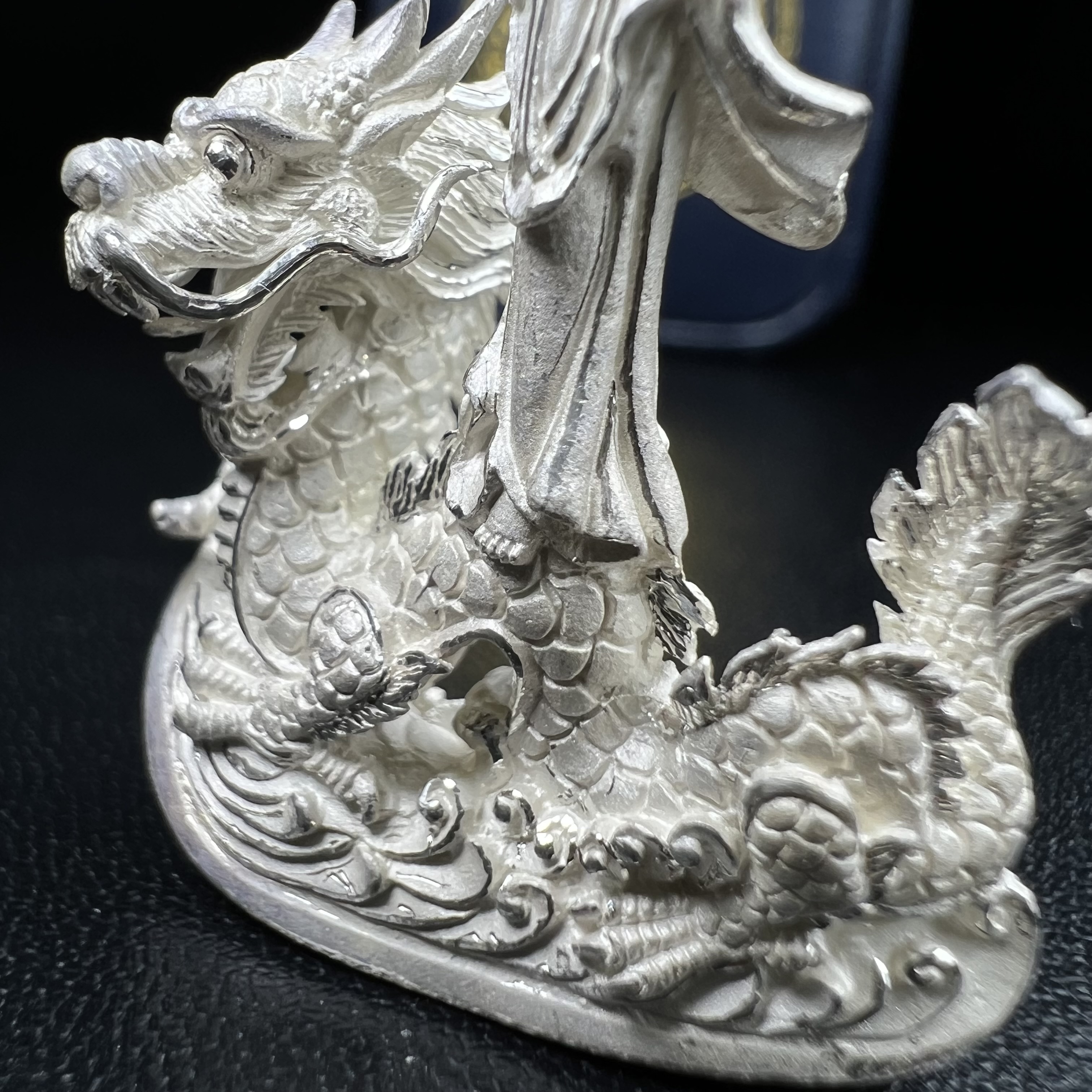 รูปหล่อลอยองค์พระโพธิสัตว์กวนอิม ทรงประทับมังกร จ.ระนอง เนื้อเงิน พิมพ์ใหญ่(สภาพผิว สวยงดงาม ทรงคุณค่า) เฉลิมฉลองในวโรกาสที่พระบาทสมเด็จพระเจ้าอยู่หัวทรงครองสิริราชสมบัติครบ 50 ปี จ.ระนอง พ.ศ.2539