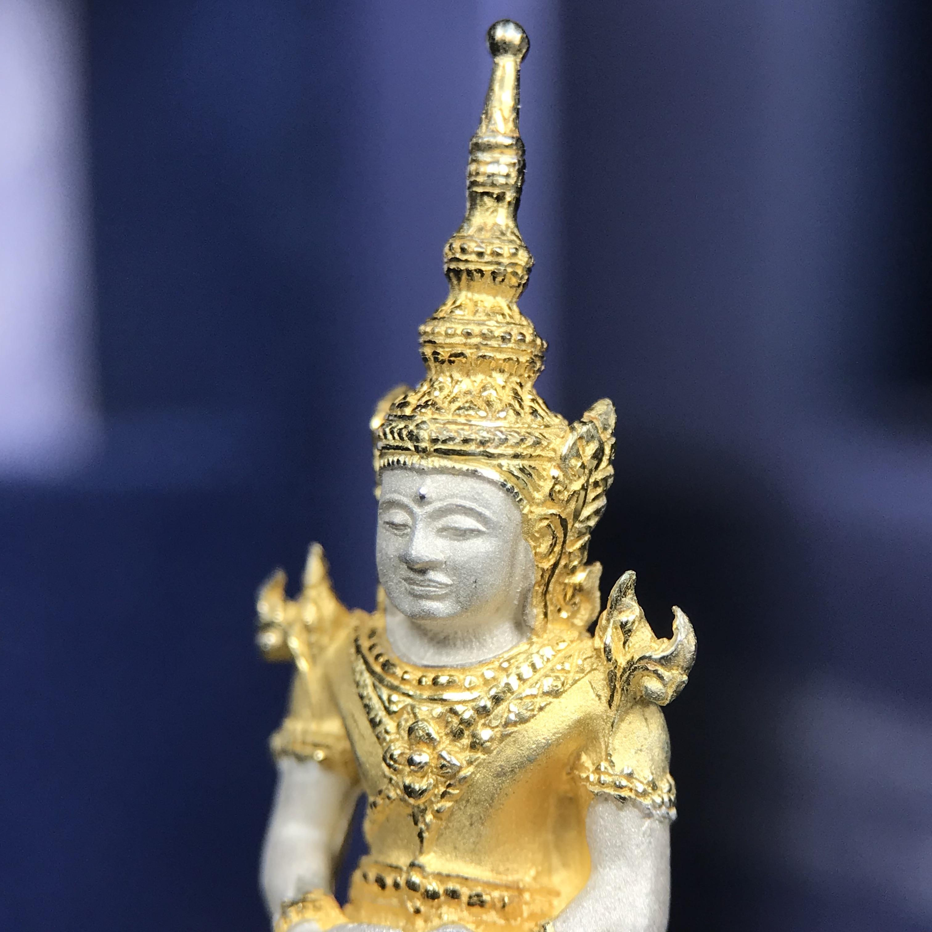 พระแก้วมรกต ภปร. ปี 2547 จัดสร้างโดยโรงพยาบาลภูมิพลอดุลยเดช เนื้อเงิน(3 กษัตริย์) ลอยองค์ หน้าตัก 1/2 นิ้ว สูง 3.7 ซม.พิธีมหามังคาภิเษก ณ พระอุโบสถวัดพระศรีรัตนศาสดาราม(วัดพระแก้ว) งดงามทรงคุณค่าอีกหนึ่งรุ่นยอดนิยม หายาก(องค์หมายเลข ๑๘๒๓)