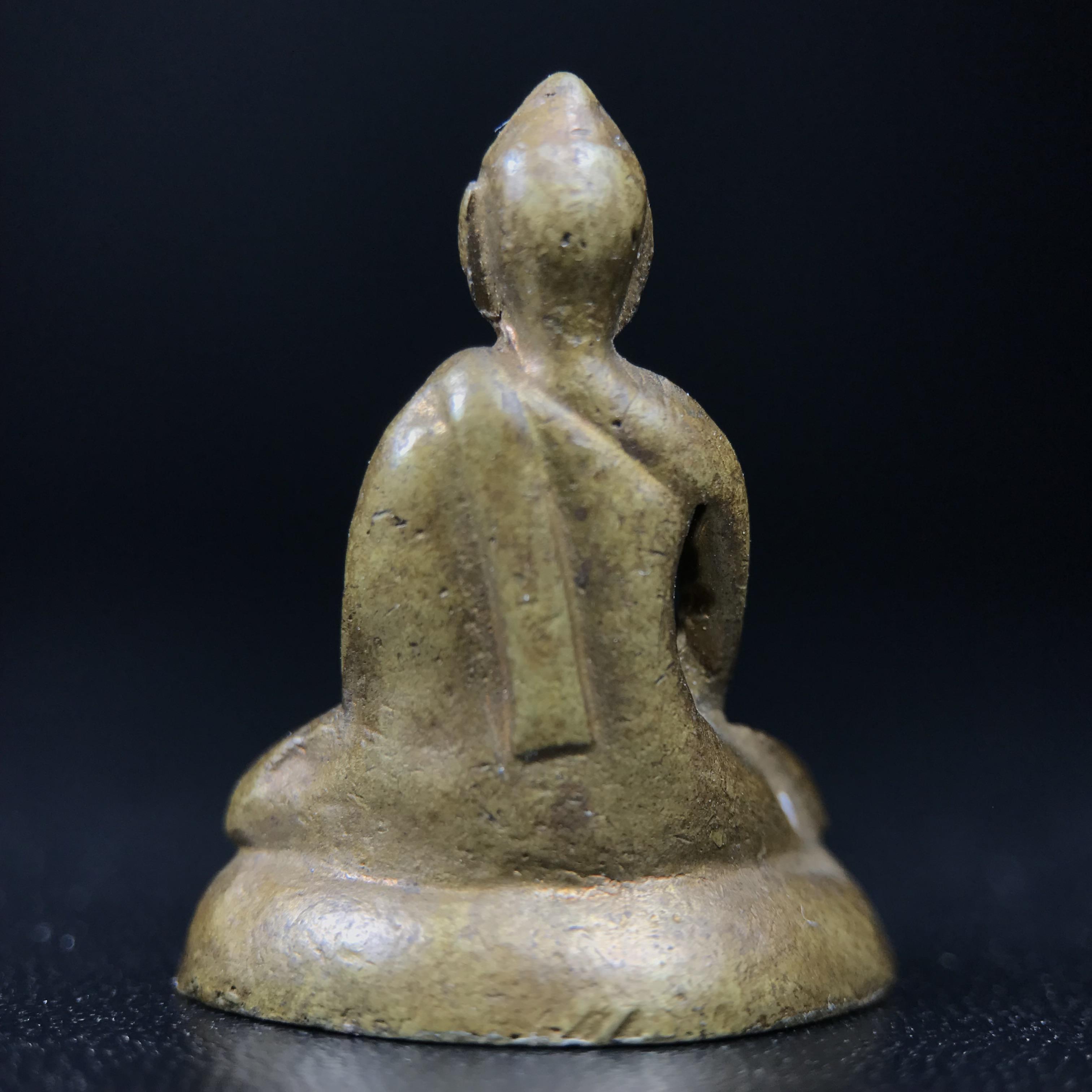 พระกริ่งฝีพระหัตถ์สมเด็จย่า ขนาดห้อยบูชาขนาดเล็ก จัดสร้างขึ้นเนื่องในวาระครบ 6 รอบ เมื่อวันที่21 ตุลาคม พ.ศ.2515(ในหลวงรัชกาลที่ 9 เสด็จพระราชดำเนินทรงเททอง)ปลุกเสกยิ่งใหญ่ เกจิ 108 รูป ร่วมปลุกเสก คัดสภาพสวยแบบนี้พบเจอน้อยมาก หมายเลขต้นๆหลักร้อย หายากมาก