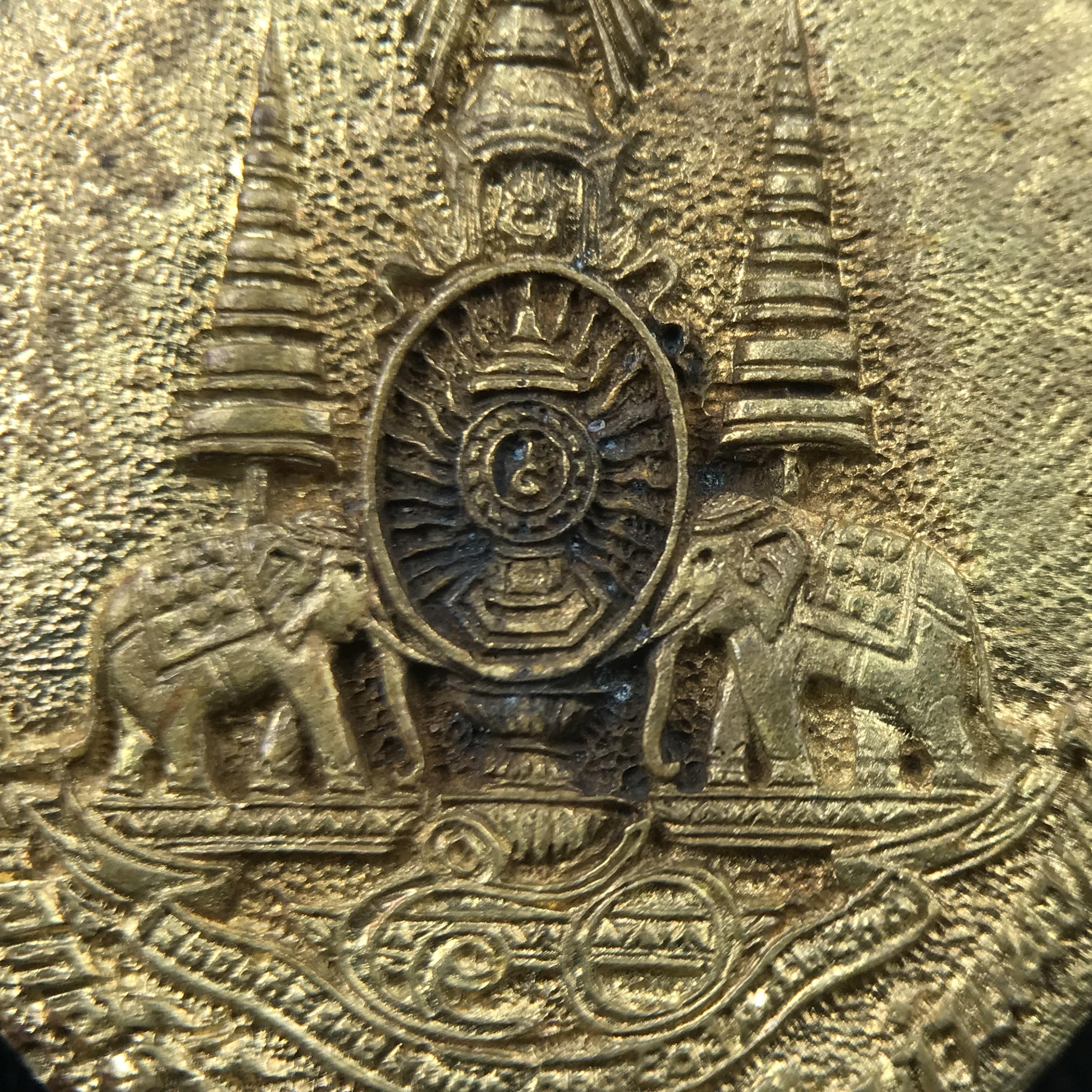 เหรียญรูปเหมือนพระญาณวิทยาคมเถร (หลวงพ่อคูณ ปริสุทโธ)ชุดกาญจนาภิเษกครองราชย์ครบ 50 ปี วัดบวรนิเวศวิหาร ปี พ.ศ. 2538 เนื้อบรอนซ์ทอง(จัดสร้างได้เหมือนหลวงพ่อคูณมาก มีรายละเอียดและความคมชัดสูง ลูกศิษย์ท่านไม่ควรพลาด วิจิตรศิลป์และพุทธศิลป์งดงาม)พิธีใหญ่