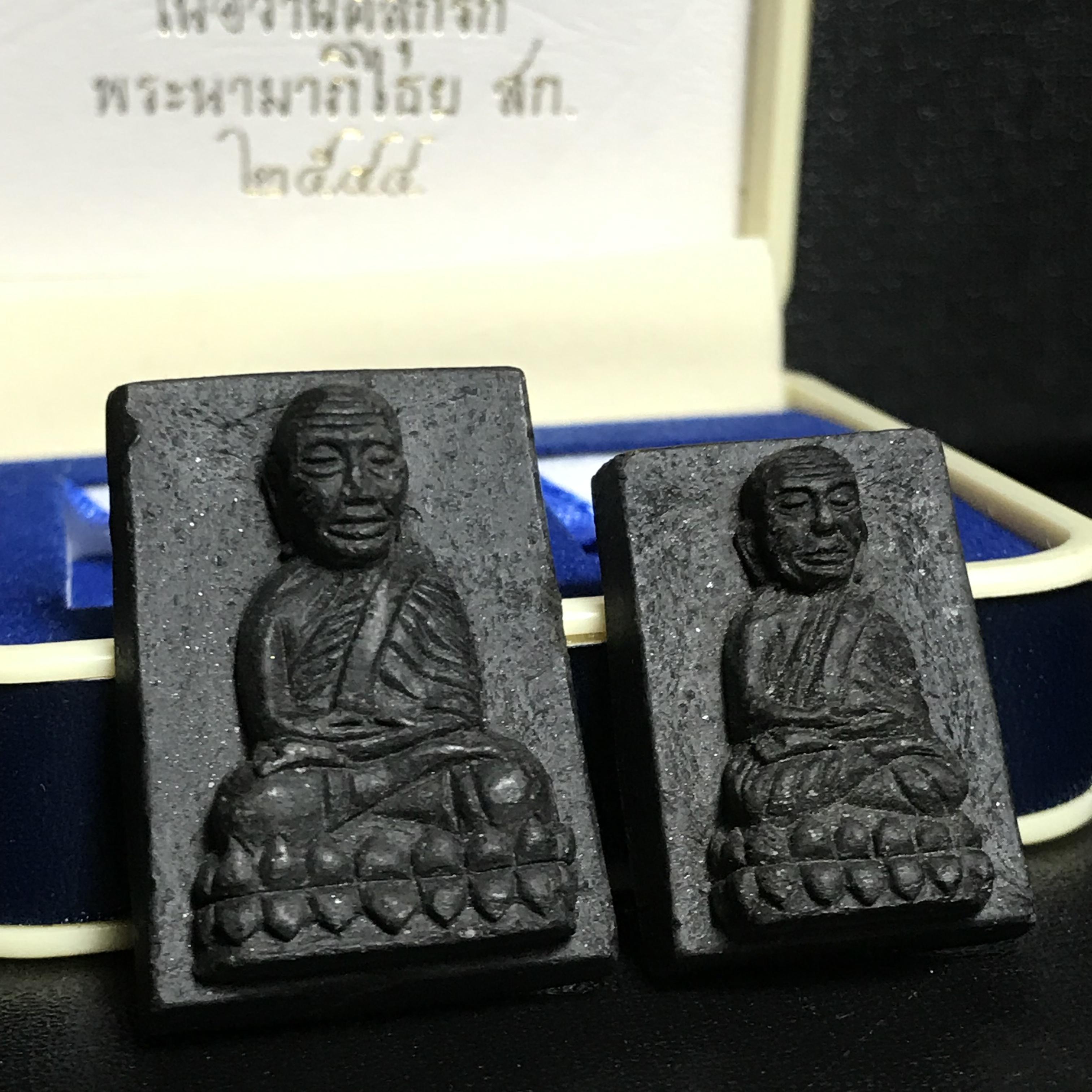 พระหลวงพ่อทวด พระนามาภิไธย สก. ปี2544(รุ่นแรก) เนื้อว่านคลุกรัก พิมพ์พิเศษหลังฝังข้าวสารดำ ชุดหลังพระนามาภิไธย สก. เนื้อเงิน(1ชุด 2องค์ พิมพ์ใหญ่สี่เหลี่ยม+พิมพ์เล็กพระรอดสี่เหลี่ยม)(1ใน5000 ชุด)พร้อมกล่องบรรจุเดิมหายาก