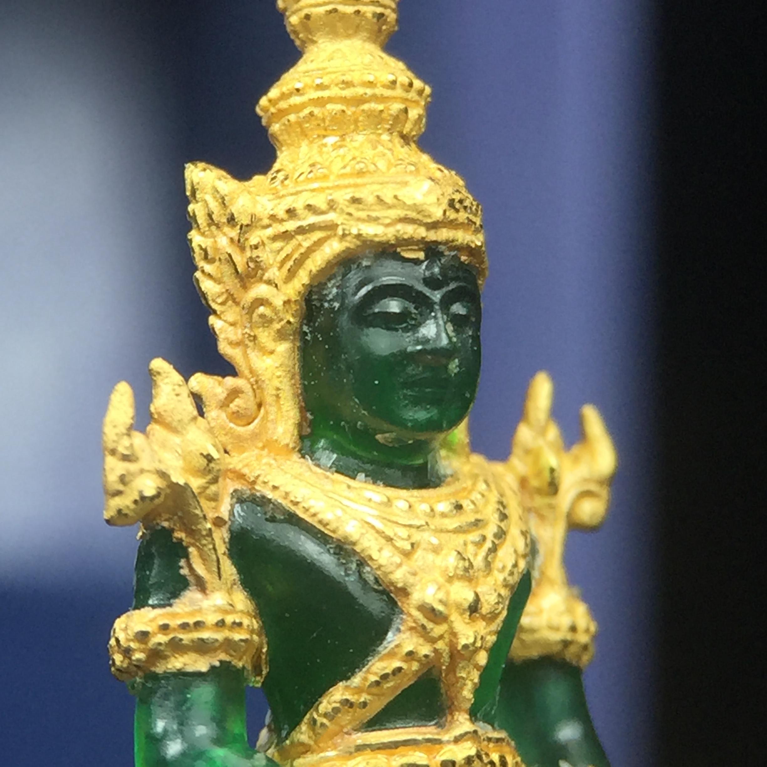 พระแก้วมรกต ภปร. จัดสร้างโดย รพ.ภูมิพลฯ ปี2547 ลอยองค์ขนาดหน้าตัก 1/2 นิ้ว เนื้อเรซิ่นหุ้มทองคำ99.99 งดงามทรงคุณค่าอีกหนึ่งรุ่นยอดนิยม หายาก