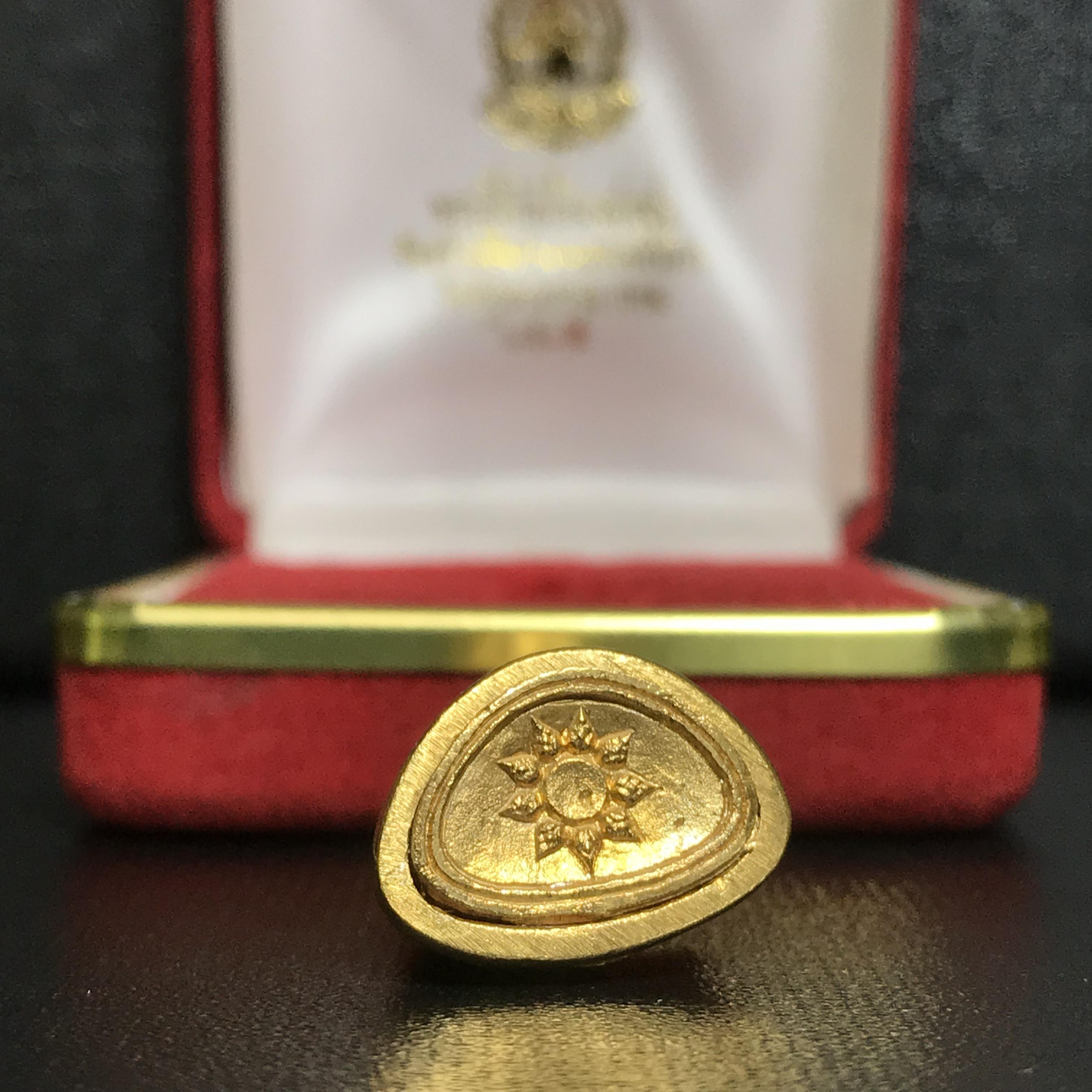 พระกริ่งไพรีพินาศ ภปร. รุ่นแรกของประเทศไทย วัดปทุมวนาราม เนื้อทองคำ ปี2535(ในหลวงรัชกาลที่9เสด็จเททอง)(สภาพสวยเดิมครบสมบูรณ์)หายาก