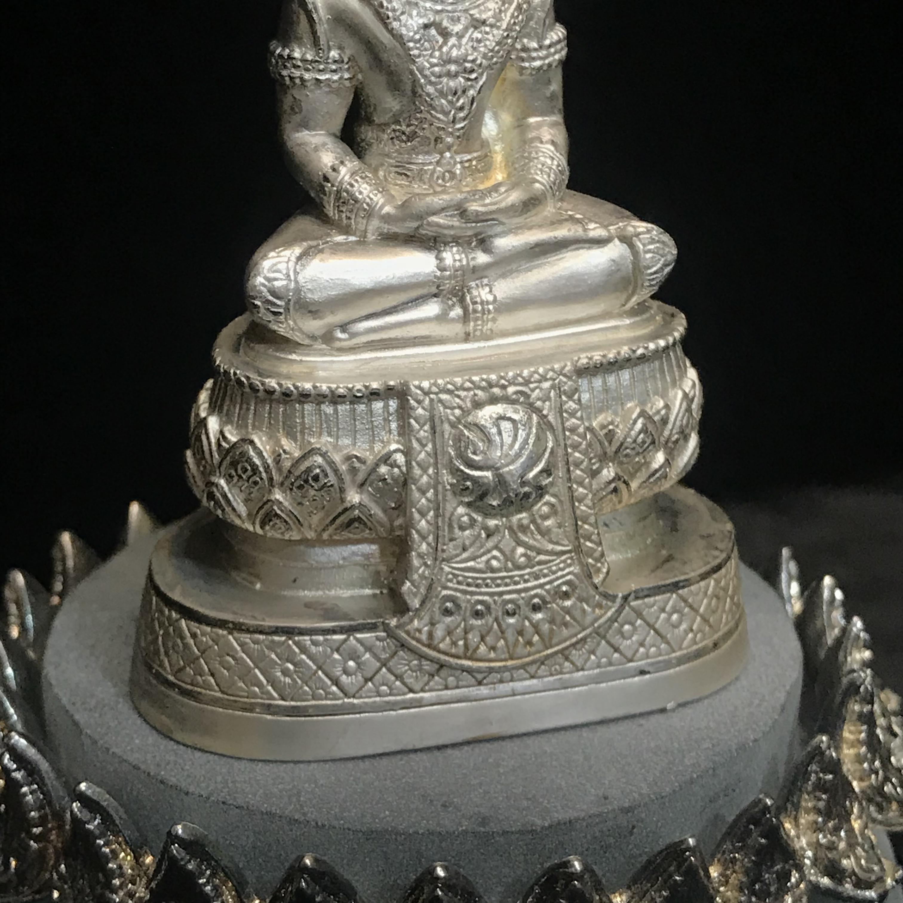 พระแก้วมรกต ภปร.(รุ่นแรก) ปี2545 รุ่นฉลองกรุงรัตนโกสินทร์ครบ 220 ปี หล่อลอยองค์ เนื้อเงิน ขนาดบูชา 50*90 มม. พร้อมฐานวางครอบแก้วเดิม(สวยงามและหายากมาก)