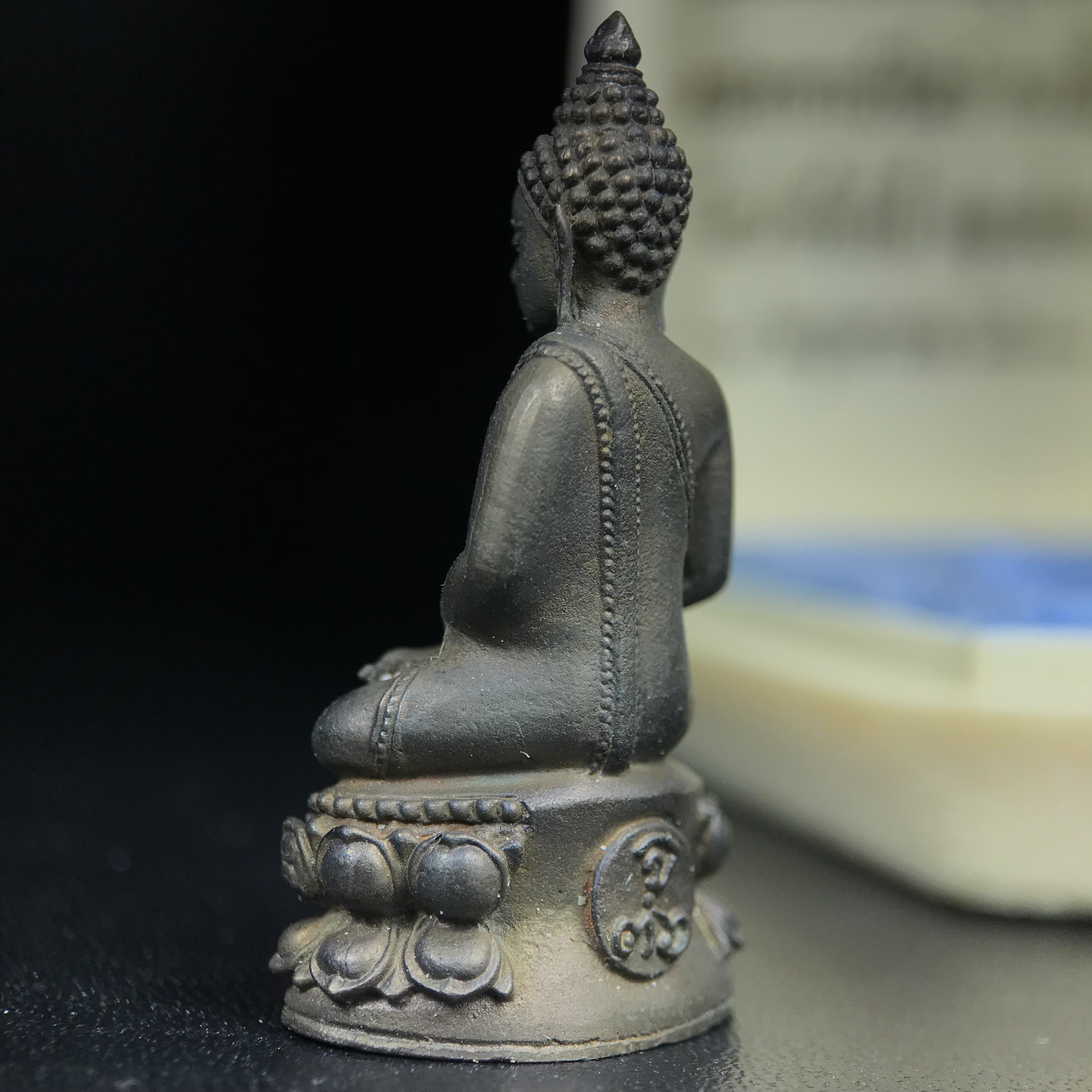 พระกริ่งพิชัยรังสี รุ่นแรก วัดป่าชัยรังสี จ.สมุทรสาคร ปี 2531 เนื้อนวโลหะ ออกแบบโดยนายช่างเกษม มงคลเจริญ ช่างมือหนึ่งแห่งยุค ปลุกเสกโดยพระเกจิอาจารย์ที่มีชื่อเสียงในยุคนั้นมาร่วมพิธีกันหลายรูป พุทธศิลป์ออกแบบได้สวยงดงาม พร้อมกล่องบรรจุเดิมครบ