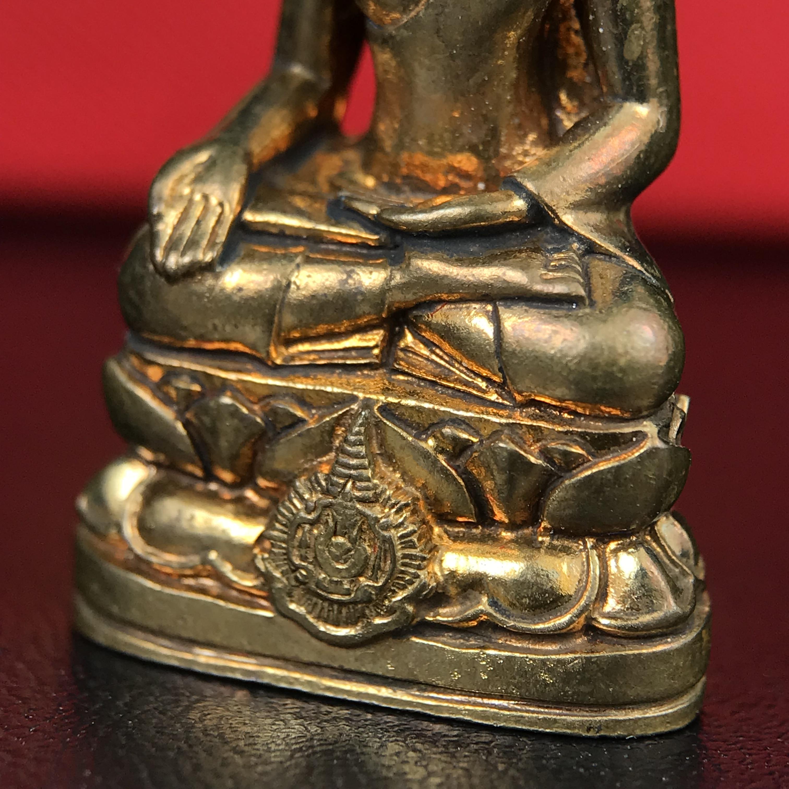 พระกริ่งไพรีพินาศ บรรจุเหล็กไหล ครั้งแรกและครั้งเดียวในประวัติศาสตร์ เฉลิมพระเกียรติ พระบาทสมเด็จพระเจ้าอยู่หัวรัชกาลที่9 พระชนมพรรษา 6 รอบ ปี2542 เนื้อสัมฤทธิ์(บรรจุเหล็กไหล)ดีนอก-ดีใน พิธีใหญ่ มวลสารเด่น(พิเศษกรรมการ ตอก 2 โค๊ต หมายเลข ๑๘๕๘)หายาก