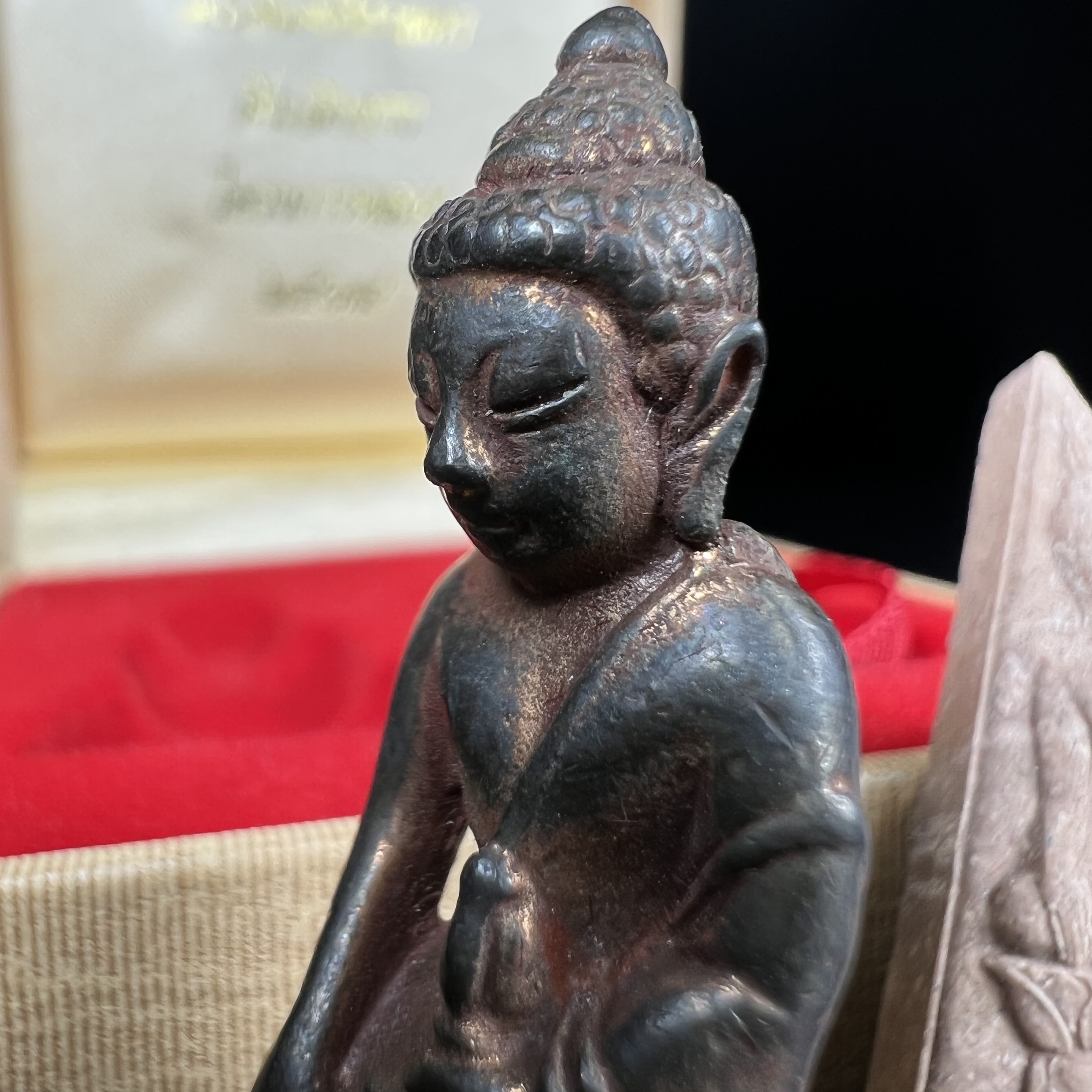 พระกริ่งเจริญโภคทรัพย์ พระพิมพ์จิตรลดา ที่ระลึกโครงการหลวง ปี 2539 ฉลองครองราชสมบัติครบ 50 ปี รัชกาลที่ 9 ตรากาญจนาภิเษกทองคำ(เนื้อทองคำแท้)(ชุดกรรมการหายาก)(1ใน1999ชุด)