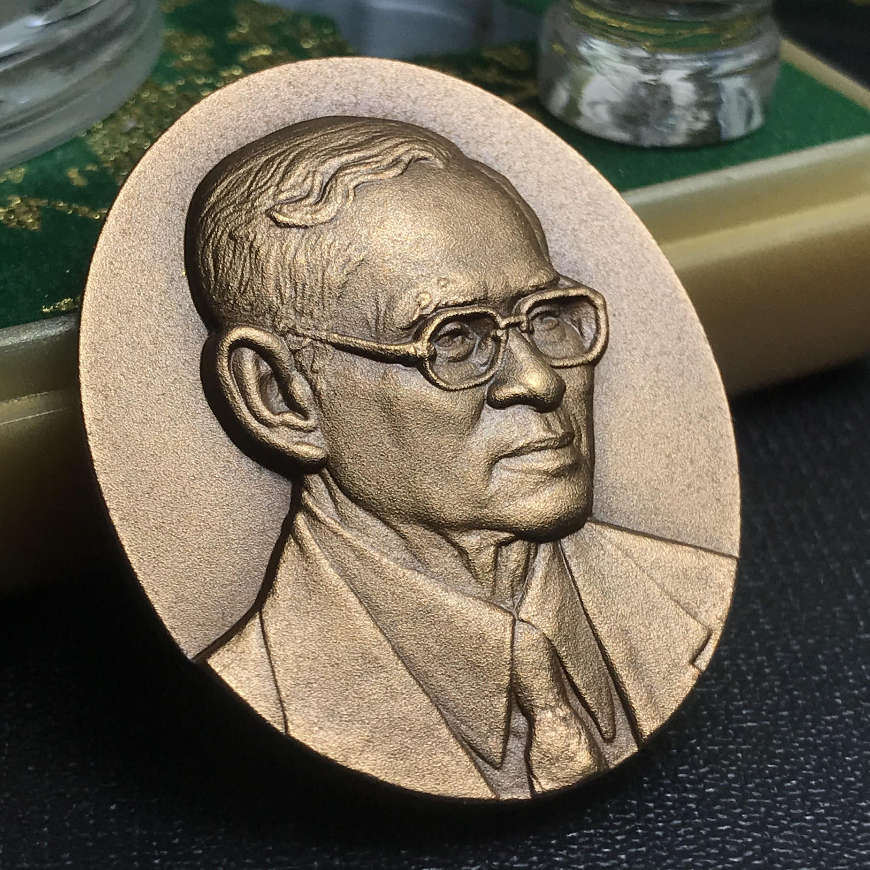 เหรียญพระบรมรูปหล่อพระบาทสมเด็จพระเจ้าอยู่หัว 84 พรรษา เนื้อทองแดงรมดำขัดวินอล พิมพ์กลาง(29*35 มม.)(บรรจุมวลสารจิตรลดา เส้นเกษา(เส้นผม)รัชกาลที่9 พระราชทาน)