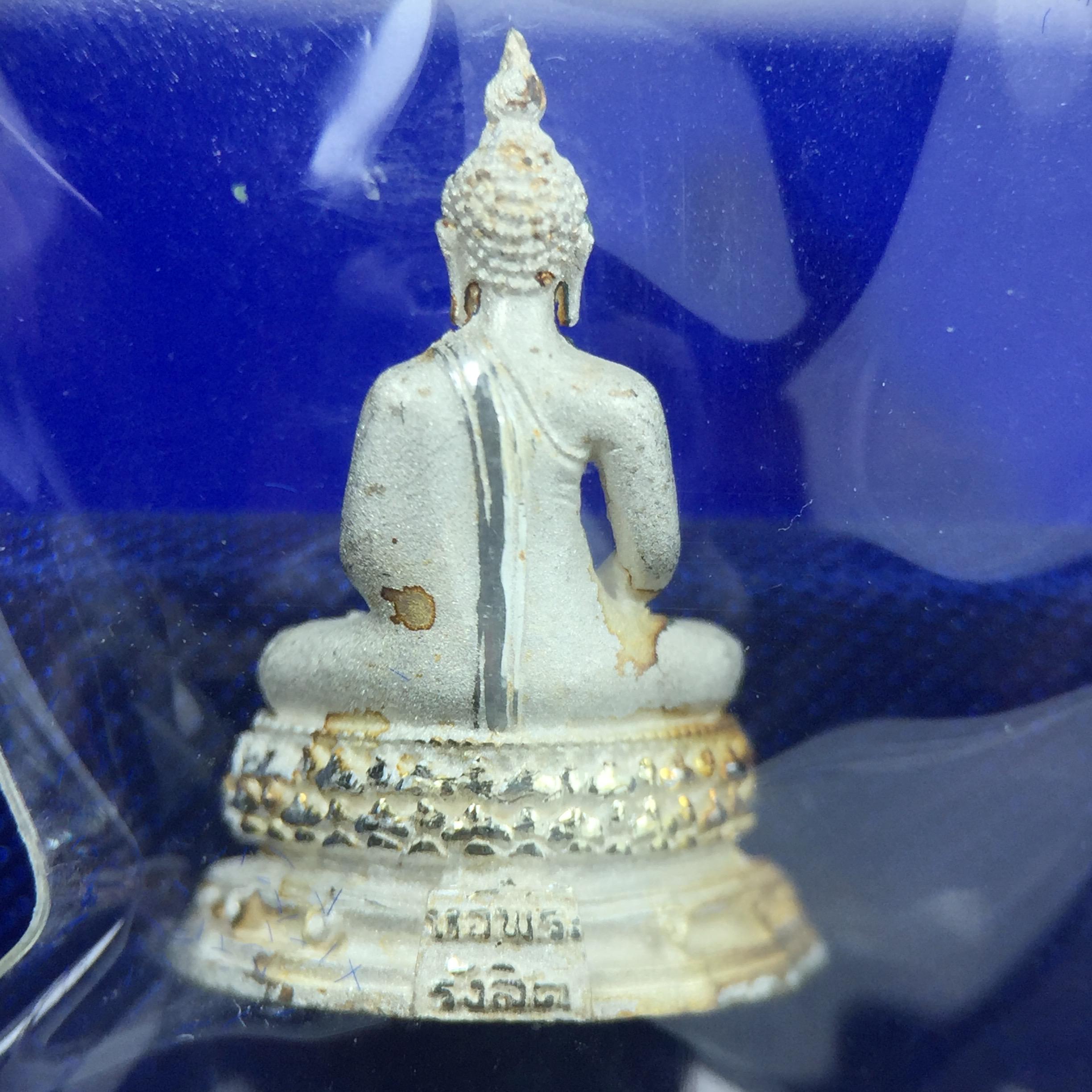 พระชัยวัฒน์พุทธสิหิงค์ ภปร. รุ่นสร้างหอพระธรรมศาสตร์ ปี2542 เนื้อเงิน(ผิวเดิม ซีนซองเดิม กล่องครบสวยสมบูรณ์) มหาพิธี 3วาระอันยิ่งใหญ่(ตอกโค๊ตและหมายเลข๔๕๕๕)(เลขสวย ท้ายเลขตอง)1ใน 10000 องค์