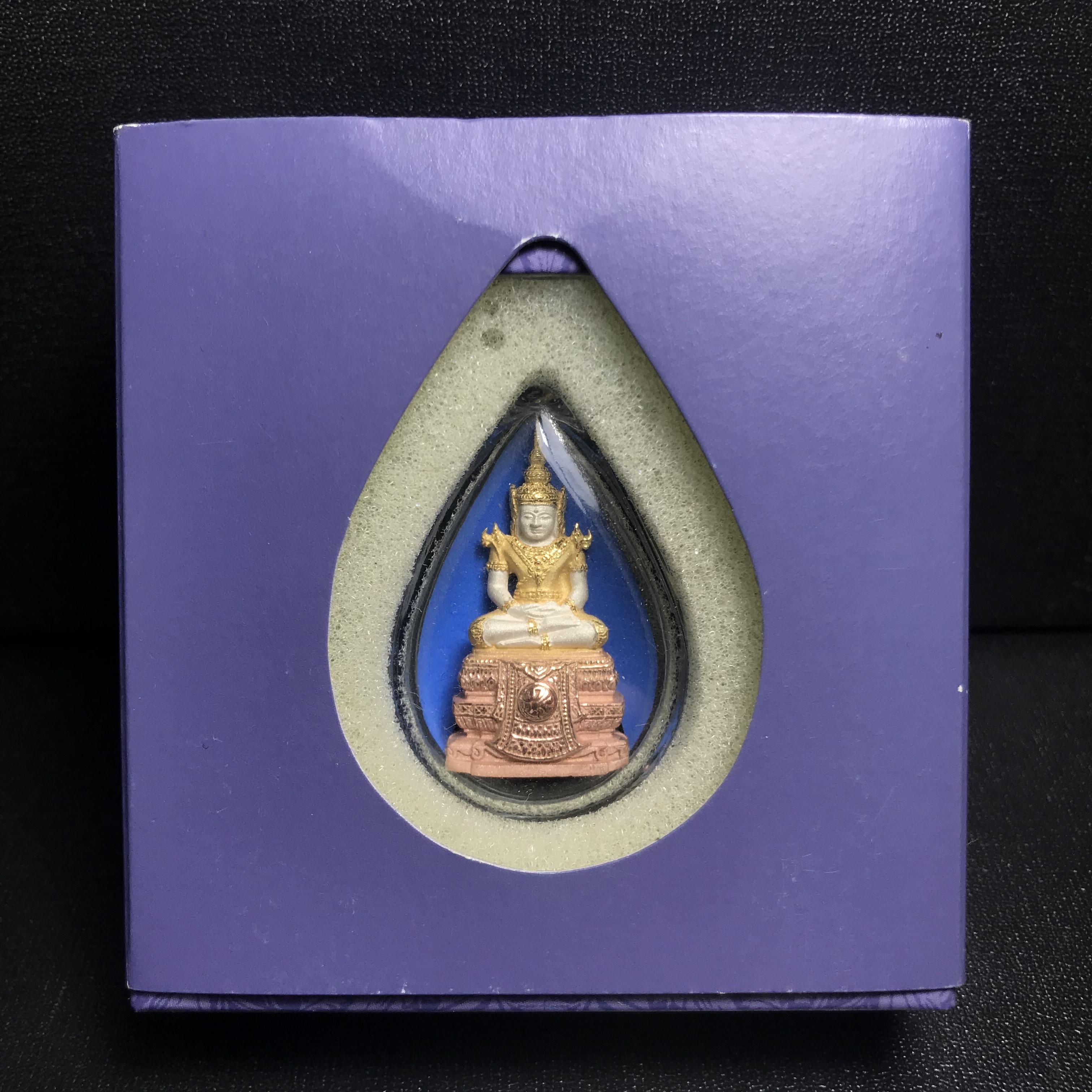 พระแก้วมรกต ภปร. ปี2547 จัดสร้างโดย รพ.ภูมิพลฯ เนื้อเงิน (3 กษัตริย์)ลอยองค์ หน้าตัก 1/2 นิ้ว (สภาพสวย กล่องบรรจุเดิมครบสมบูรณ์) (1ใน3000องค์)องค์หมายเลขมหามงคล 999 (ตองเก้า)เจริญเก้าหน้าในทุกด้าน